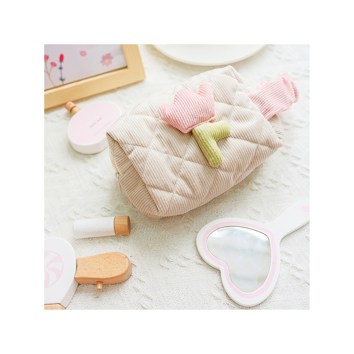 Beige Make-up-Tasche mit Beauty-Artikeln. Weißer Hintergrund.