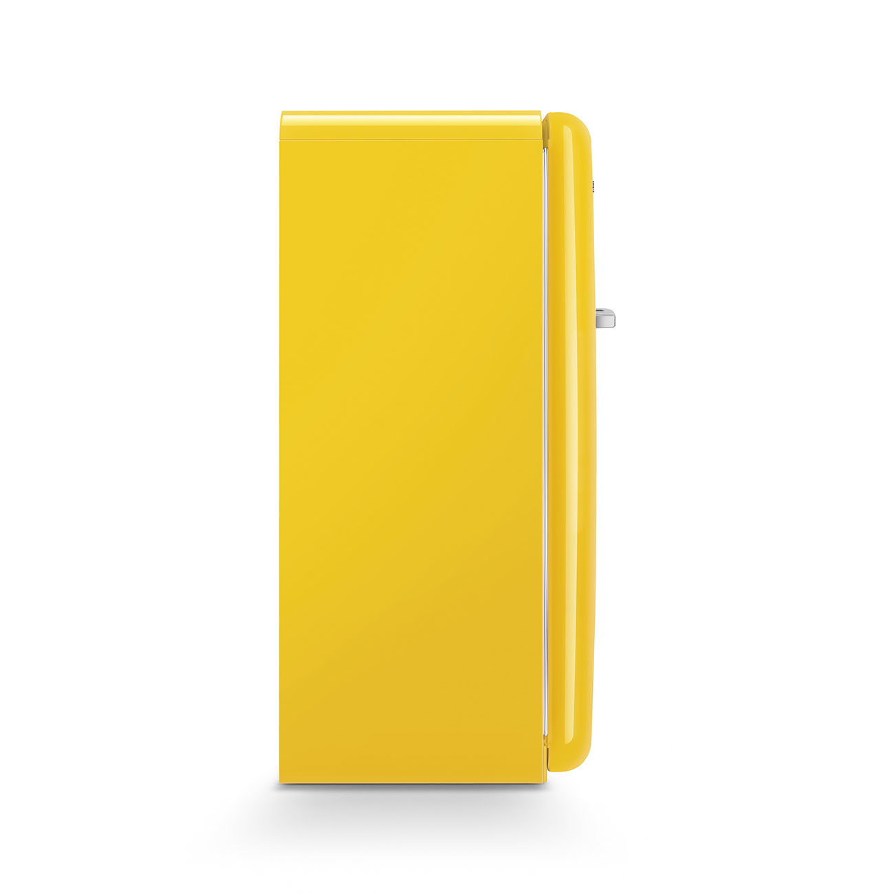 Vista lateral de un refrigerador Smeg amarillo sobre un fondo blanco, que muestra su diseño retro y bordes curvos.