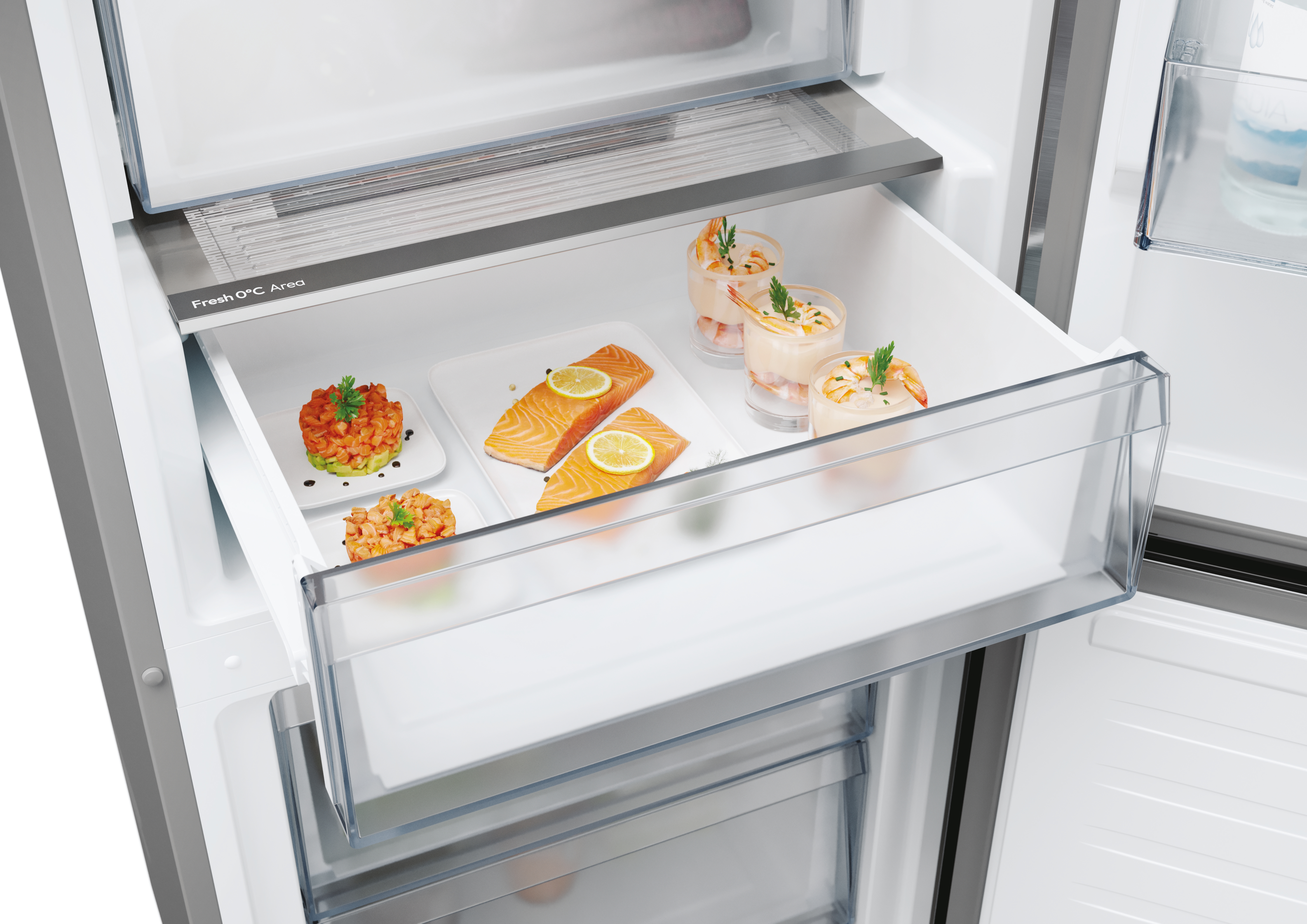 Cajón de refrigerador con comida, incluyendo salmón con limón y aperitivos en vasos pequeños.