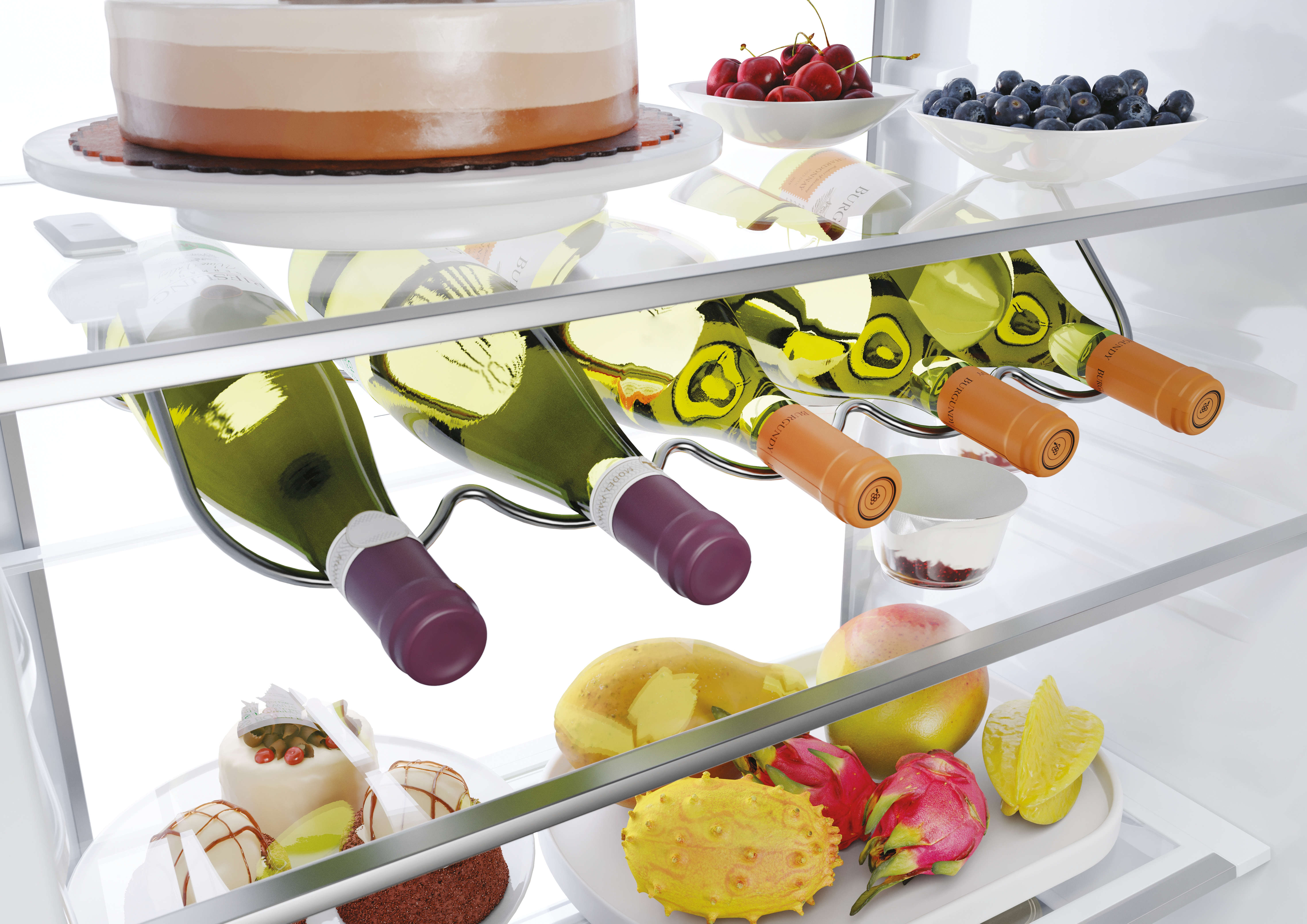 Estante de frigorífico con botellas de vino, postres y frutas, incluyendo cerezas y mangos.