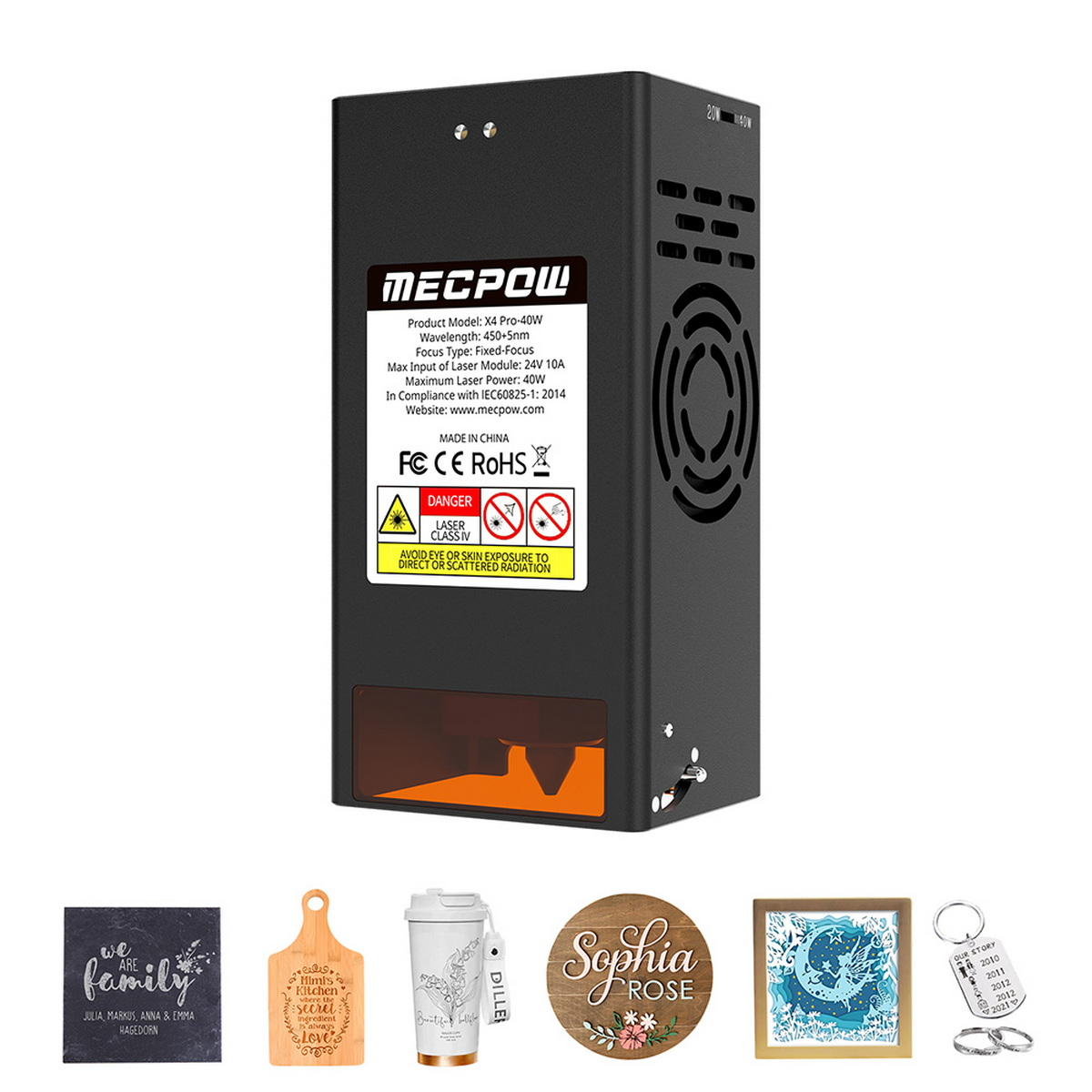 Czarna maszyna do grawerowania laserowego z etykietą ostrzegawczą, wraz z grawerowanymi przedmiotami drewnianymi i kubkiem.