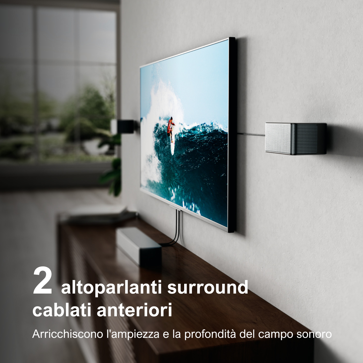 Una TV sul muro, con altoparlanti anteriori e scena di surf. Testo: '2 altoparlanti anteriori' e 'arricchiscono la profondità'.