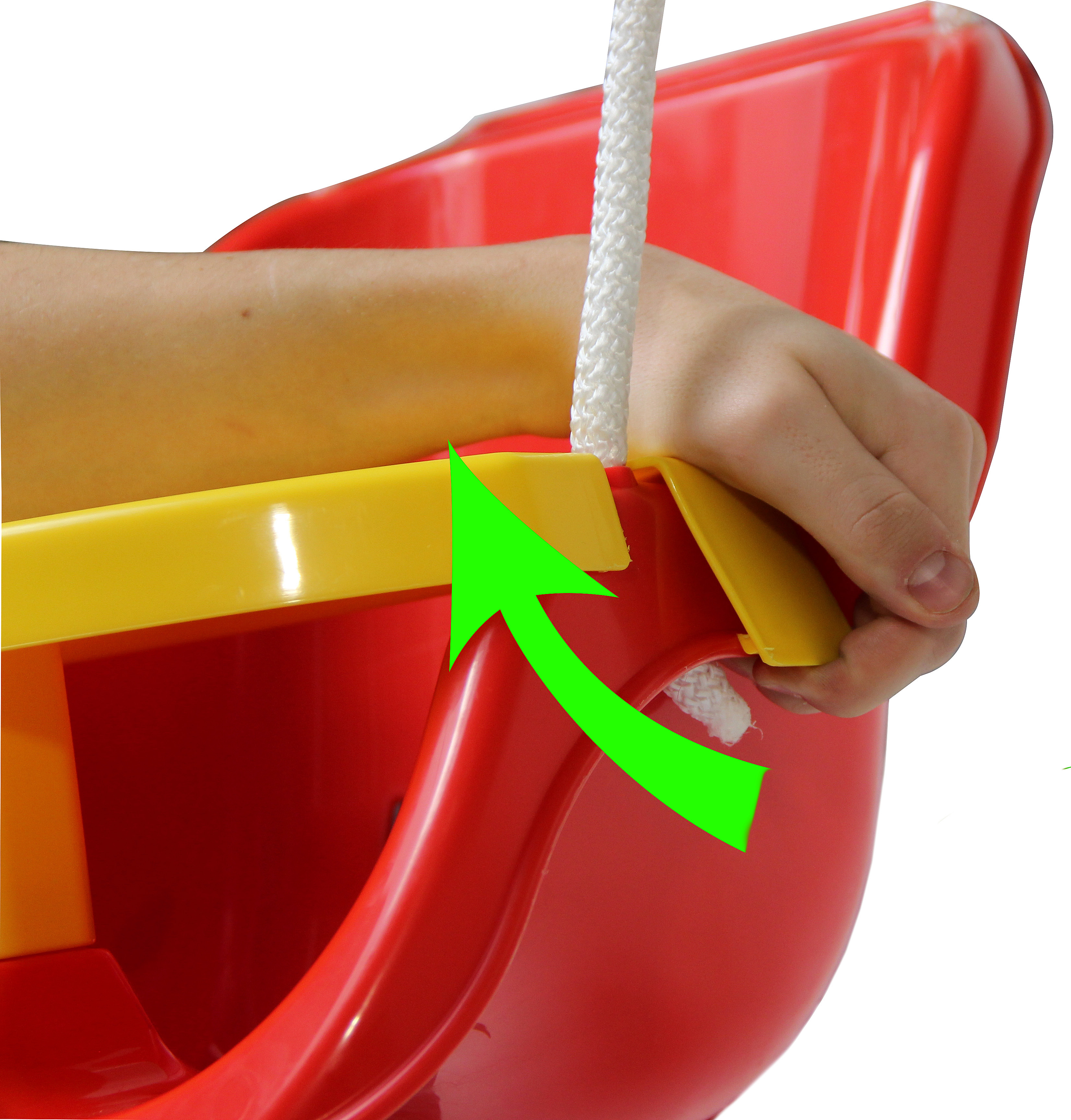 Eine Kinderhand berührt einen gelb-roten Schaukelstuhl. Ein grüner Pfeil zeigt auf den Seilbefestigungspunkt.