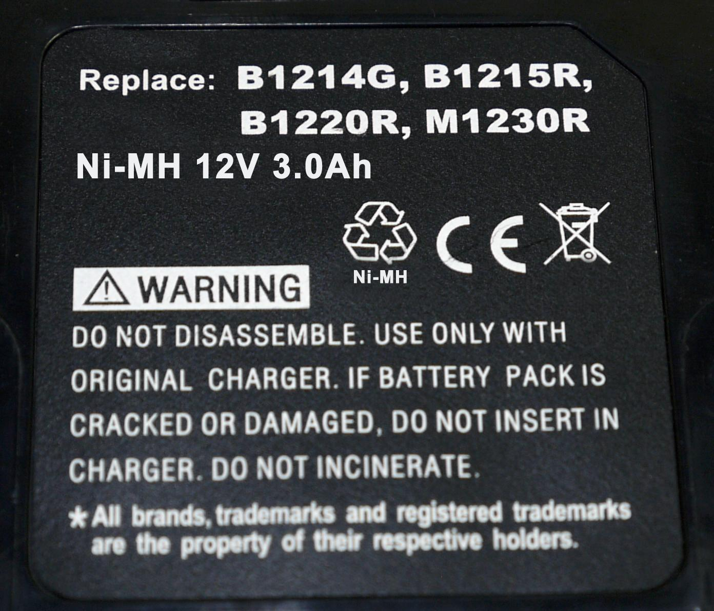 Etichetta nera con testo bianco. Avverte contro lo smontaggio e menziona le specifiche della batteria e il riciclaggio.