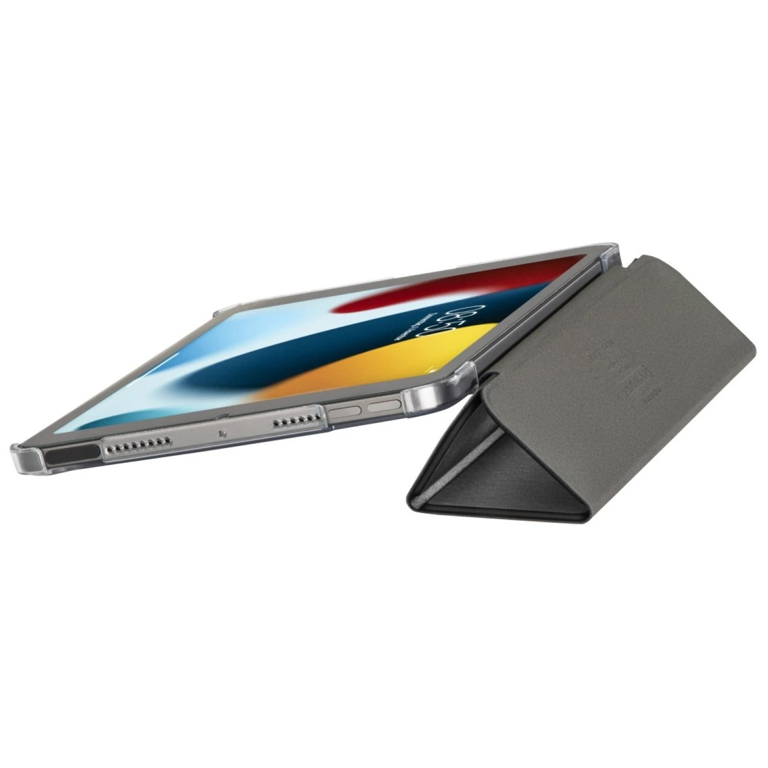 Ein Tablet in einer transparenten Hülle, abgestützt von einer grauen Abdeckung, zeigt den Bildschirm.
