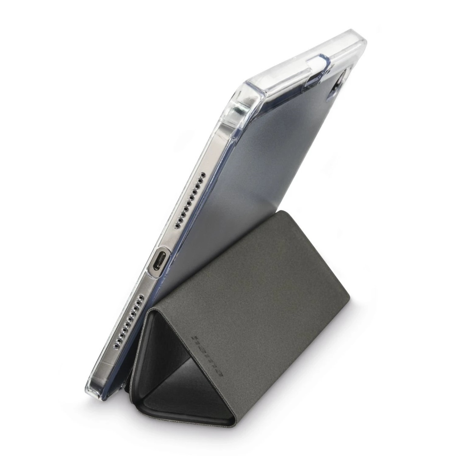 Ein Tablet in einer durchsichtigen Hülle ruht auf einem dreieckigen Ständer. Auf weißem Hintergrund.