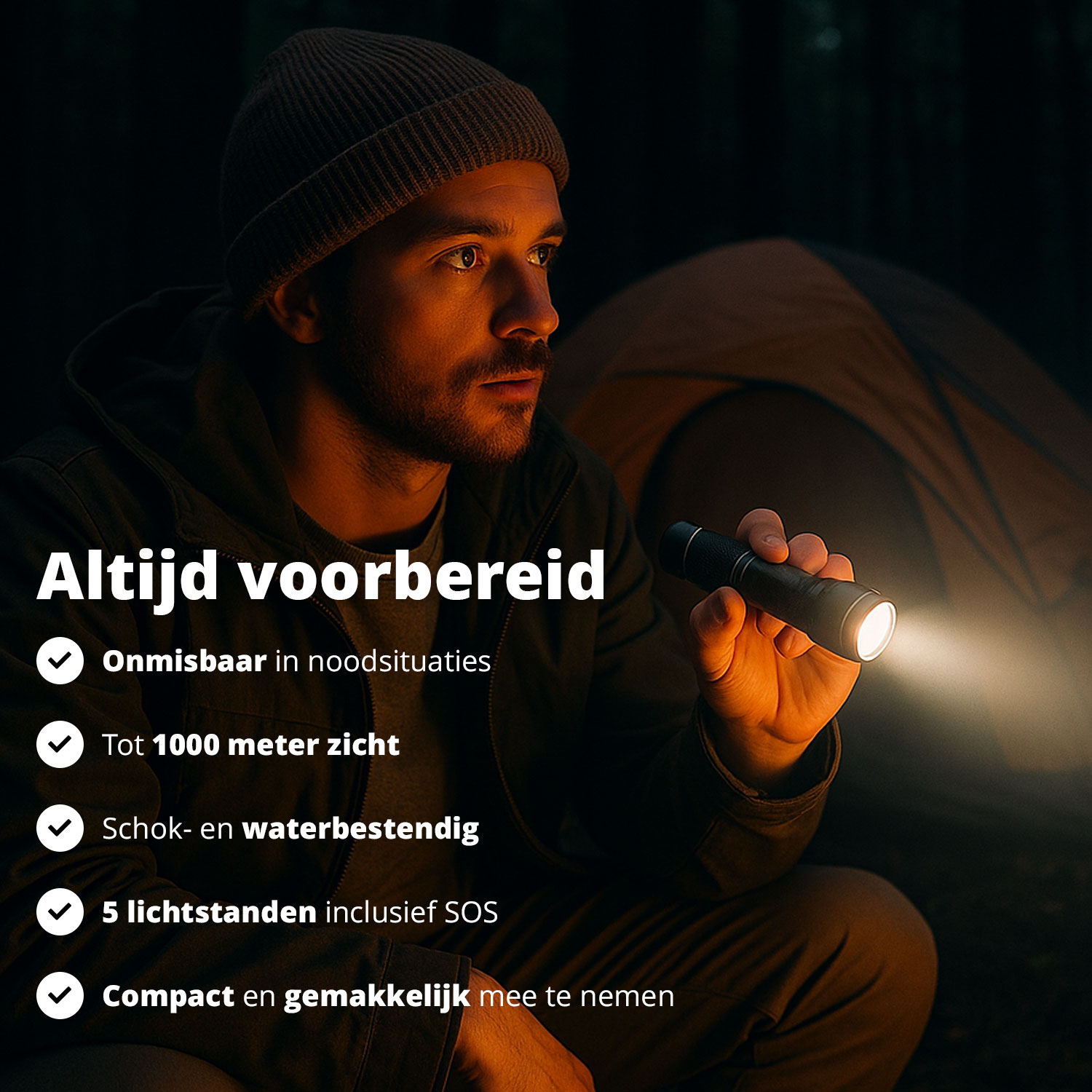Een man houdt 's nachts een zaklamp vast met een tent op de achtergrond. Tekst benadrukt de kenmerken.