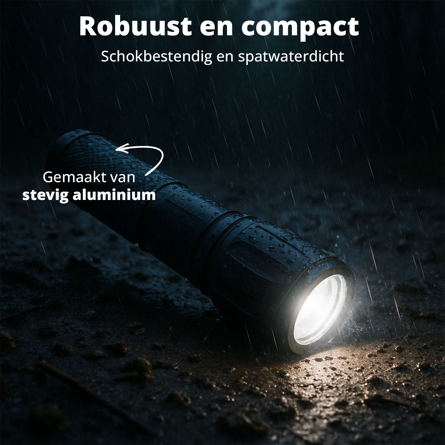 Een zwarte zaklamp in de regen op een nat oppervlak. De tekst zegt dat hij robuust en waterdicht is.