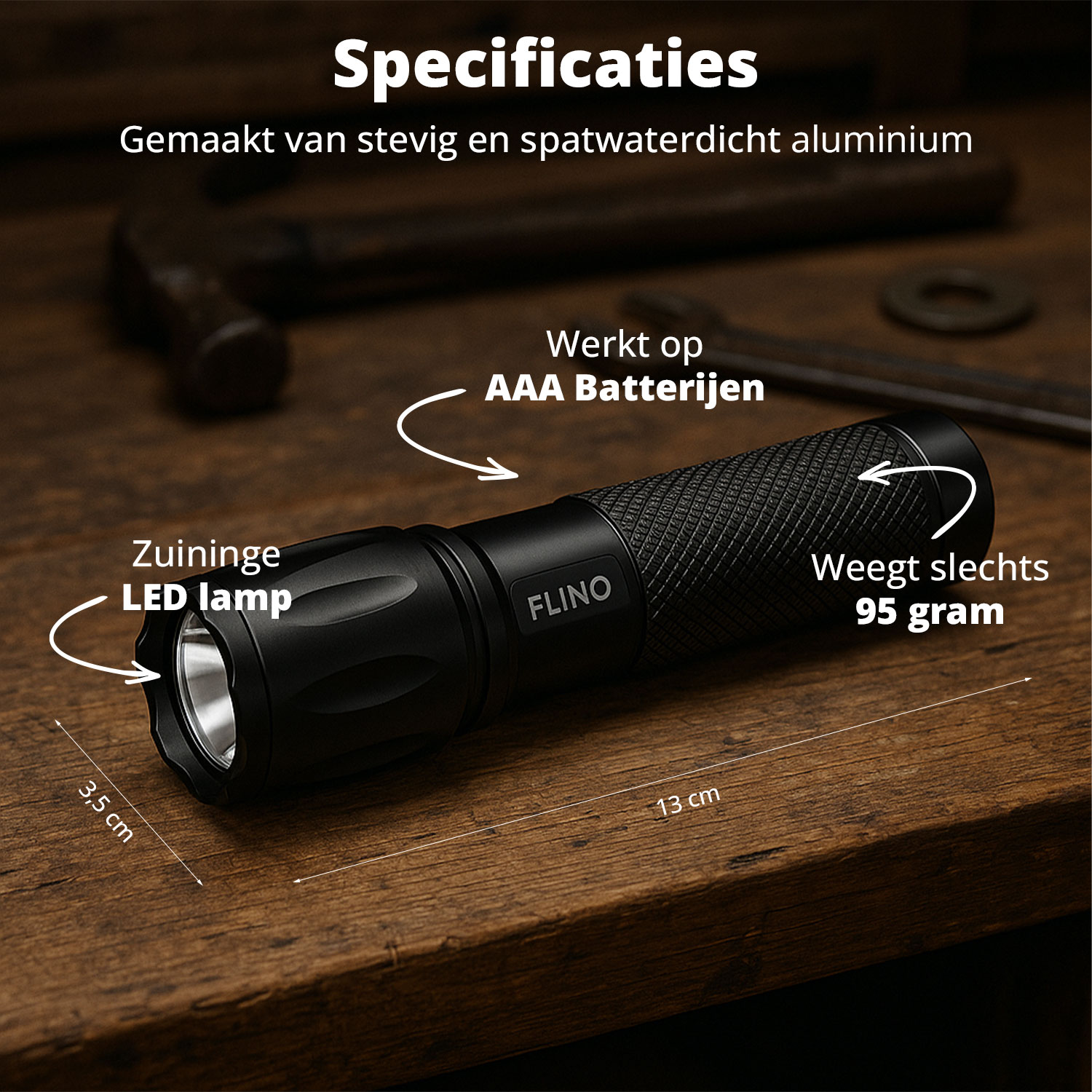 Een zwarte zaklamp op een houten oppervlak. Specificaties worden vermeld met afmetingen en details.