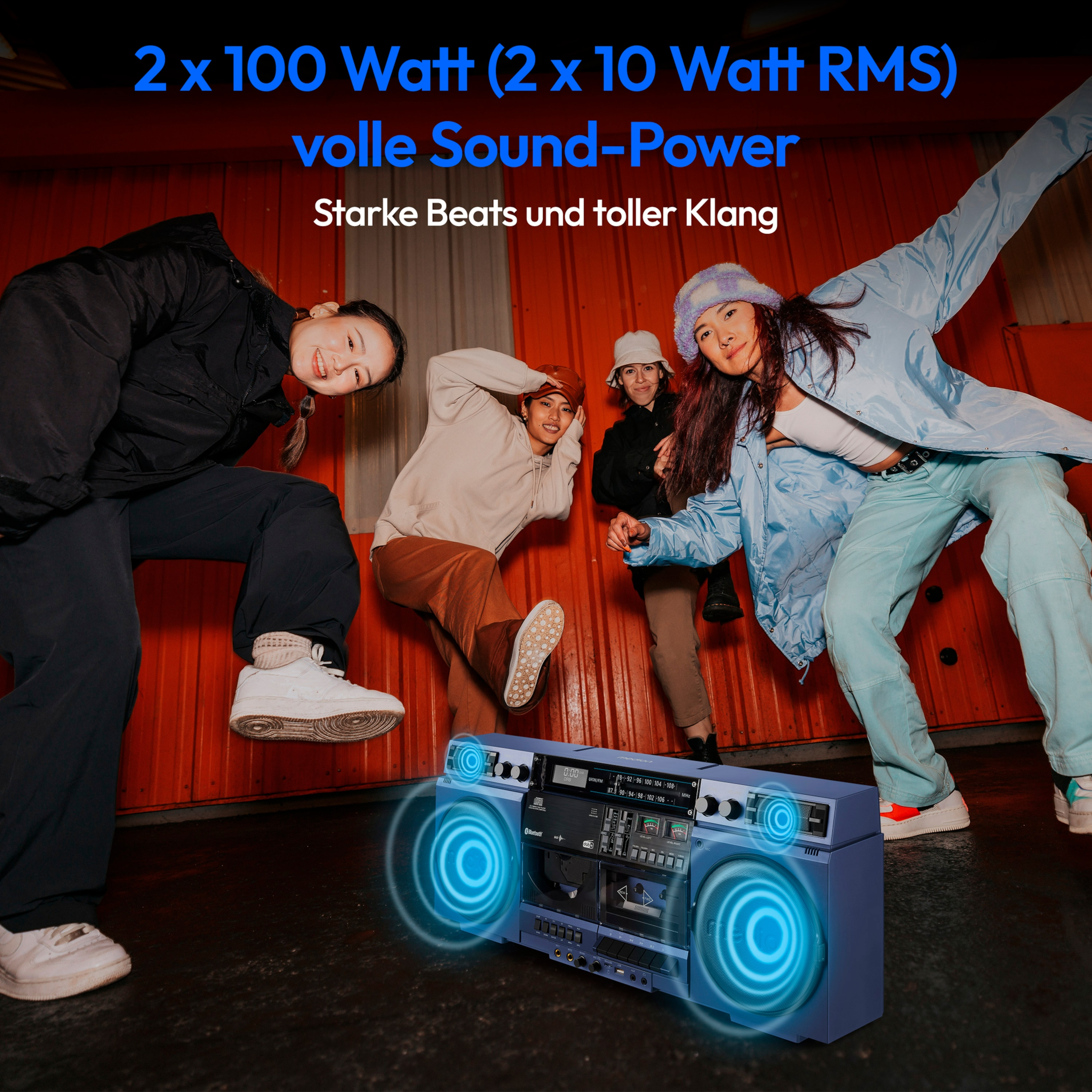 Tanzende Menschen neben einer blauen Boombox, mit Schallwellen-Symbolen.