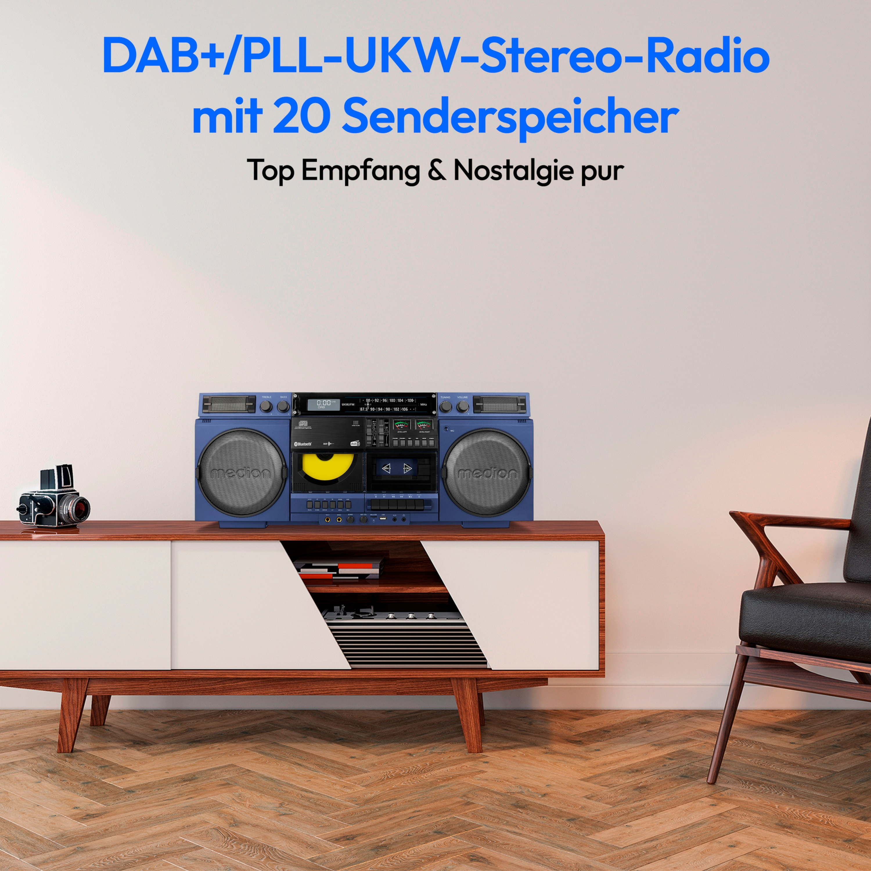 Eine Boombox mit Radio und Kassettenspieler steht auf einem Schrank. Eine Kamera steht darauf.