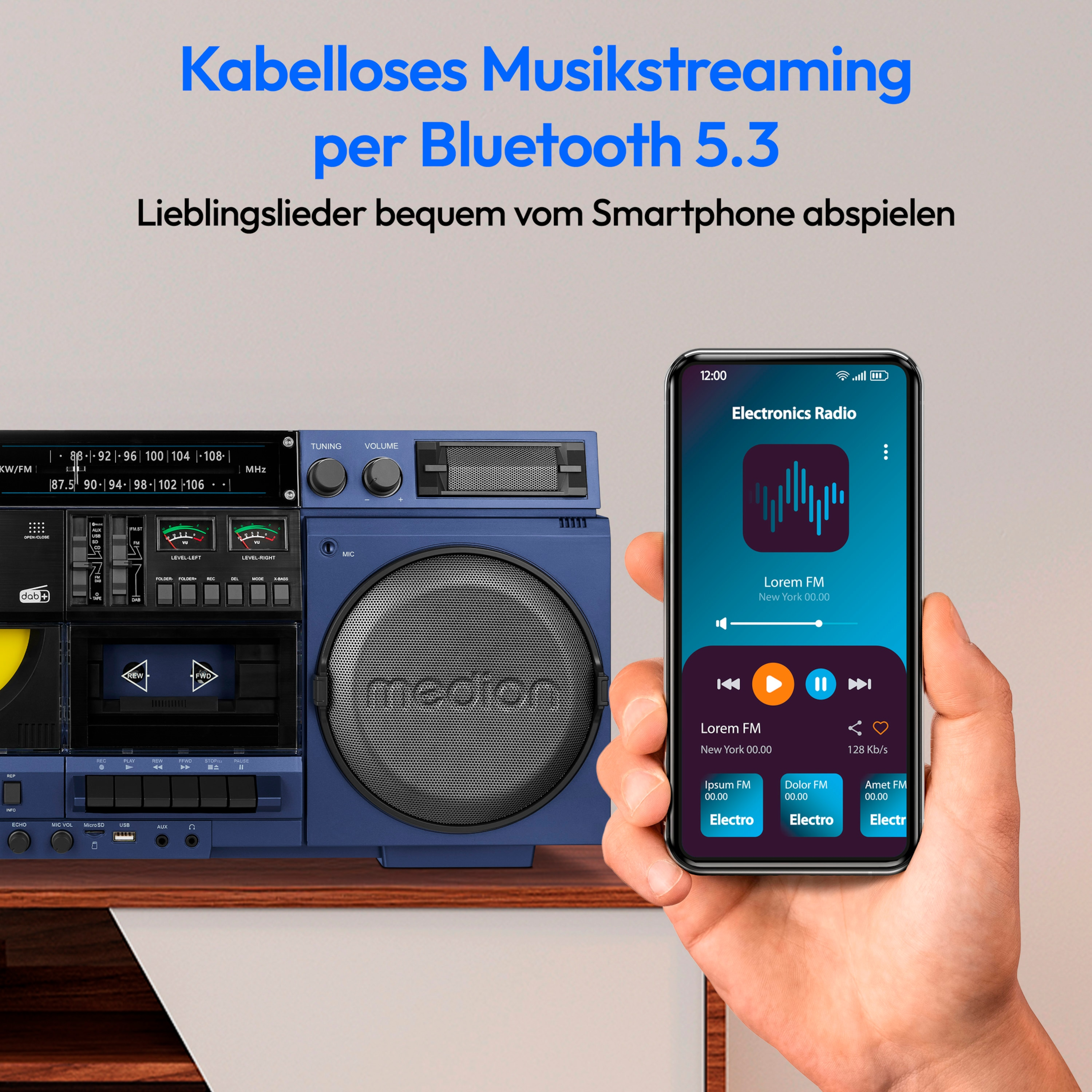 Eine Person hält ein Telefon in der Nähe einer blauen Boombox.