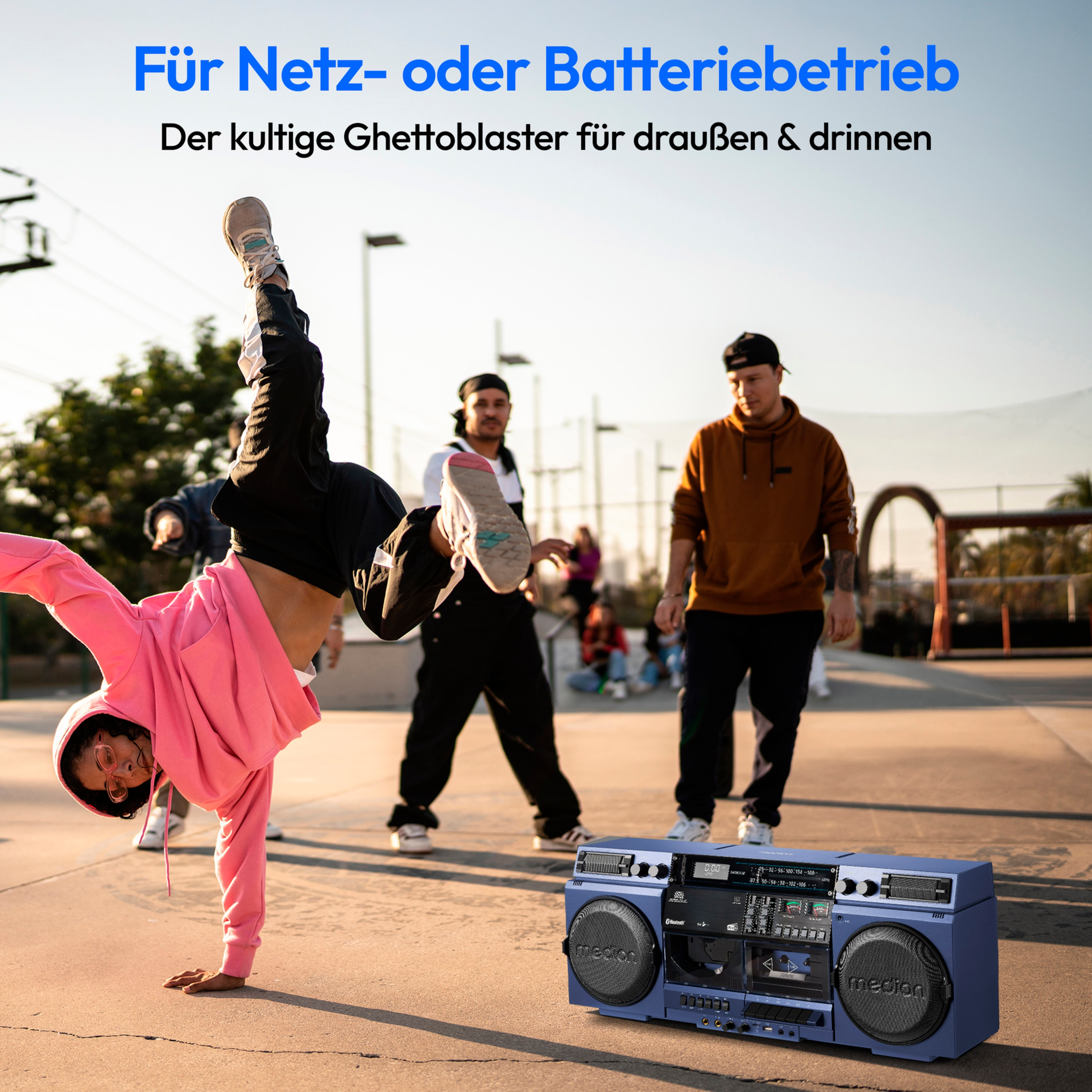Leute tanzen in einem Skatepark mit einer blauen Boombox.