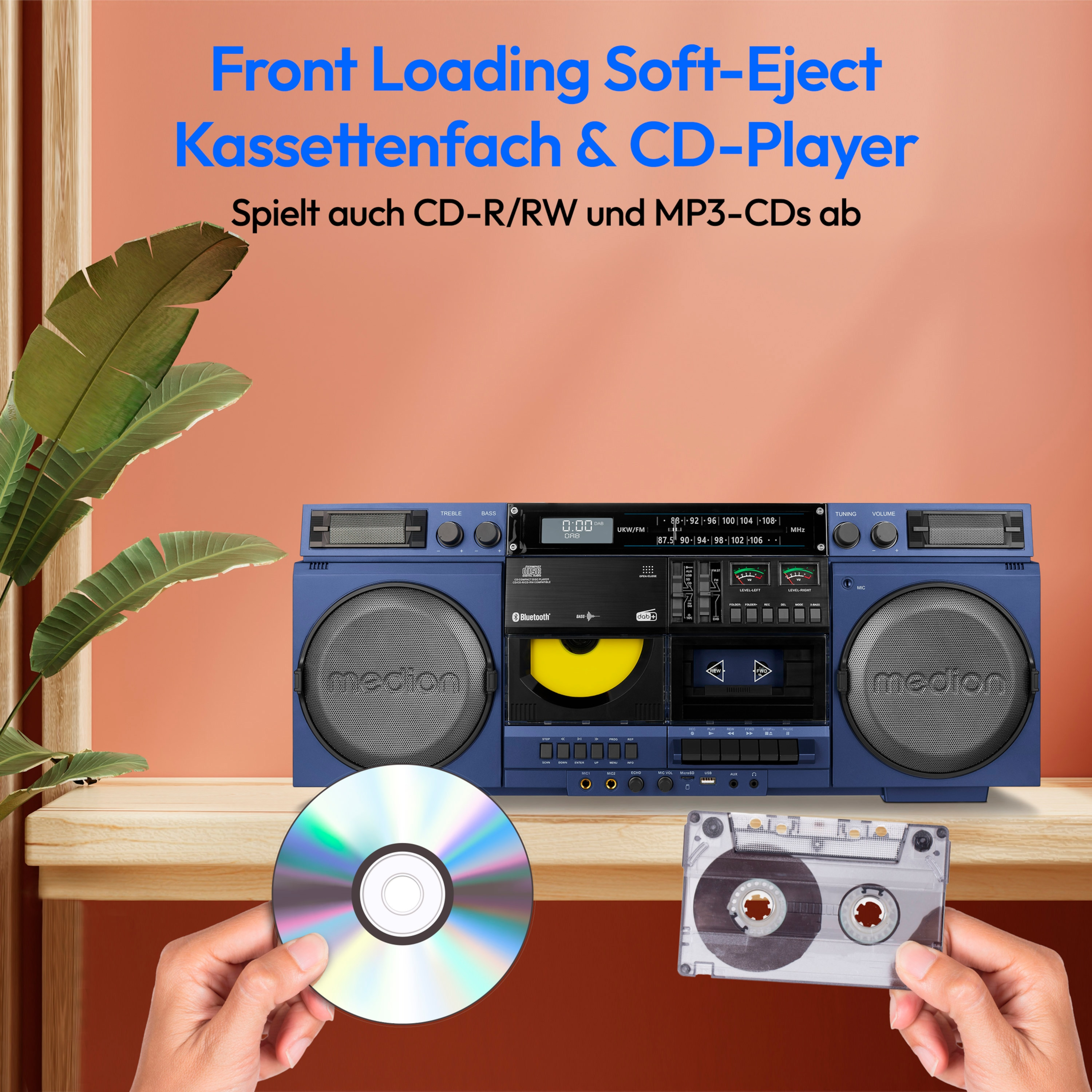 Hände halten eine CD und ein Kassettenband, eine blaue Boombox auf einem Holzregal.
