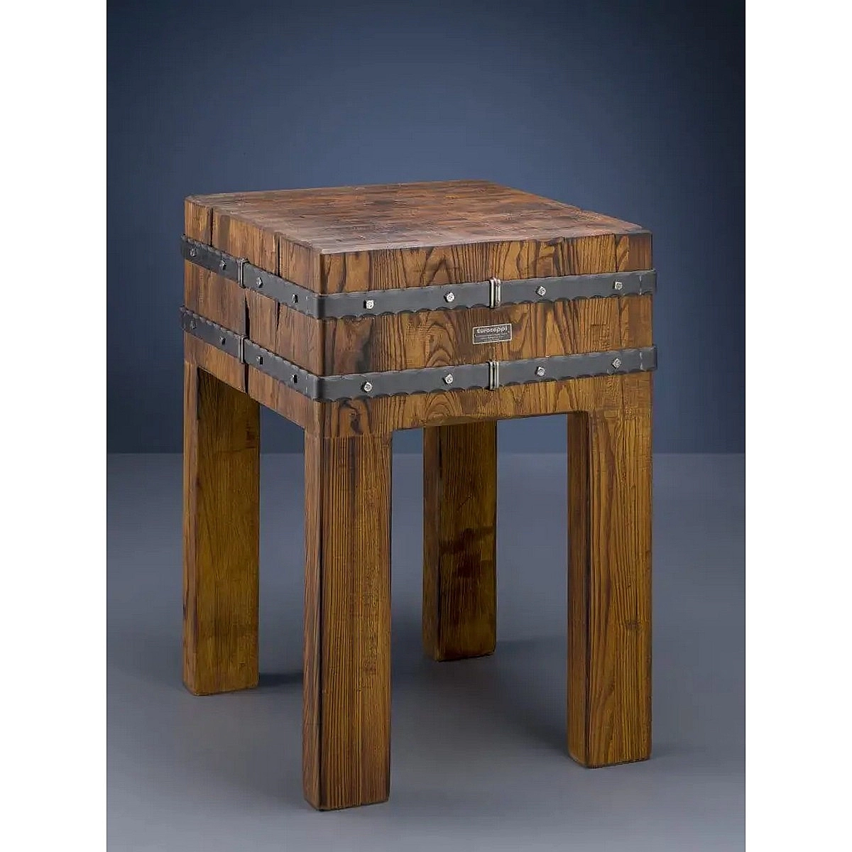 Tavolo da macellaio in legno con fasce metalliche e quattro gambe.