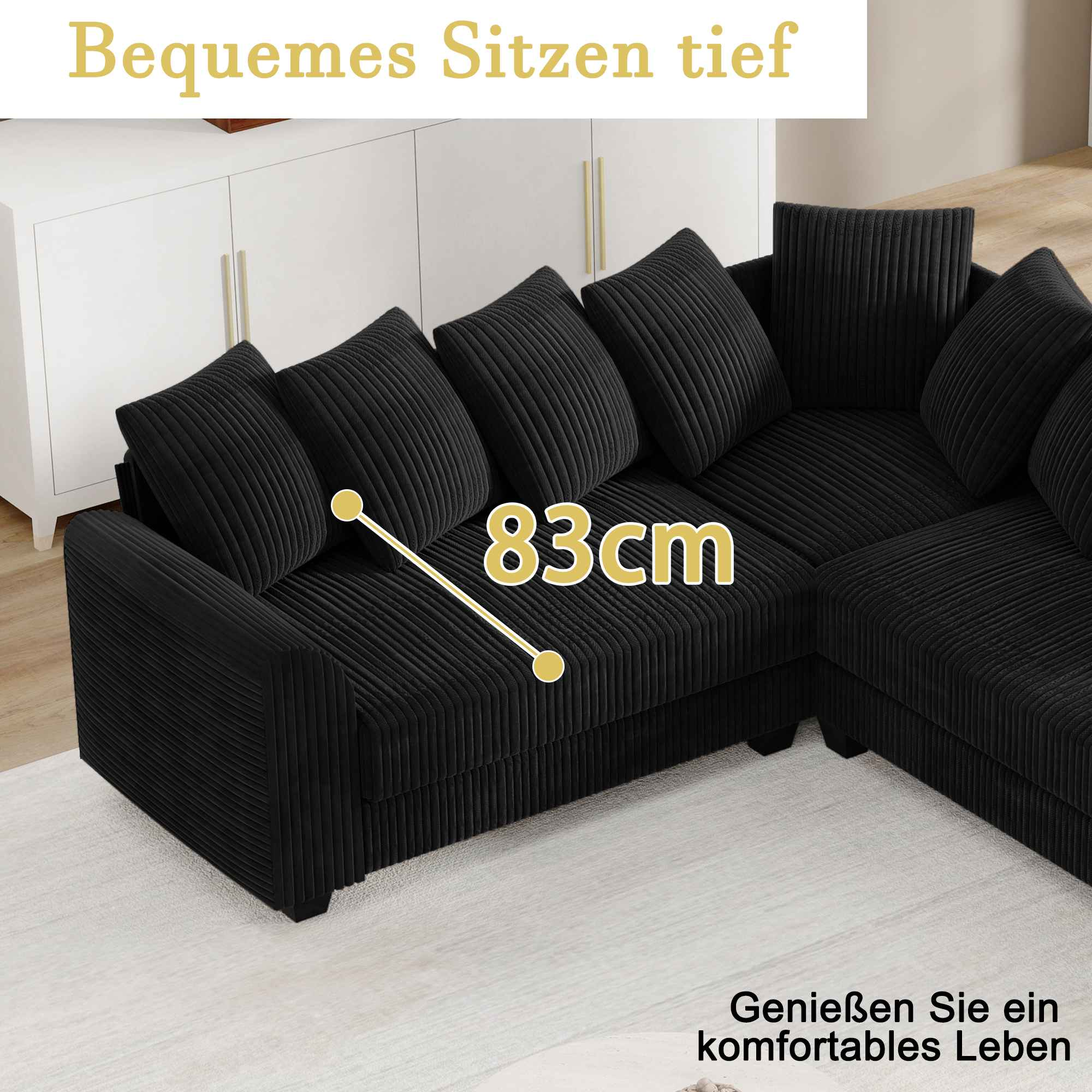 Schwarzes Ecksofa mit 83 cm tiefer Sitzfläche, mit dem Slogan 'Genießen Sie ein komfortables Leben'.