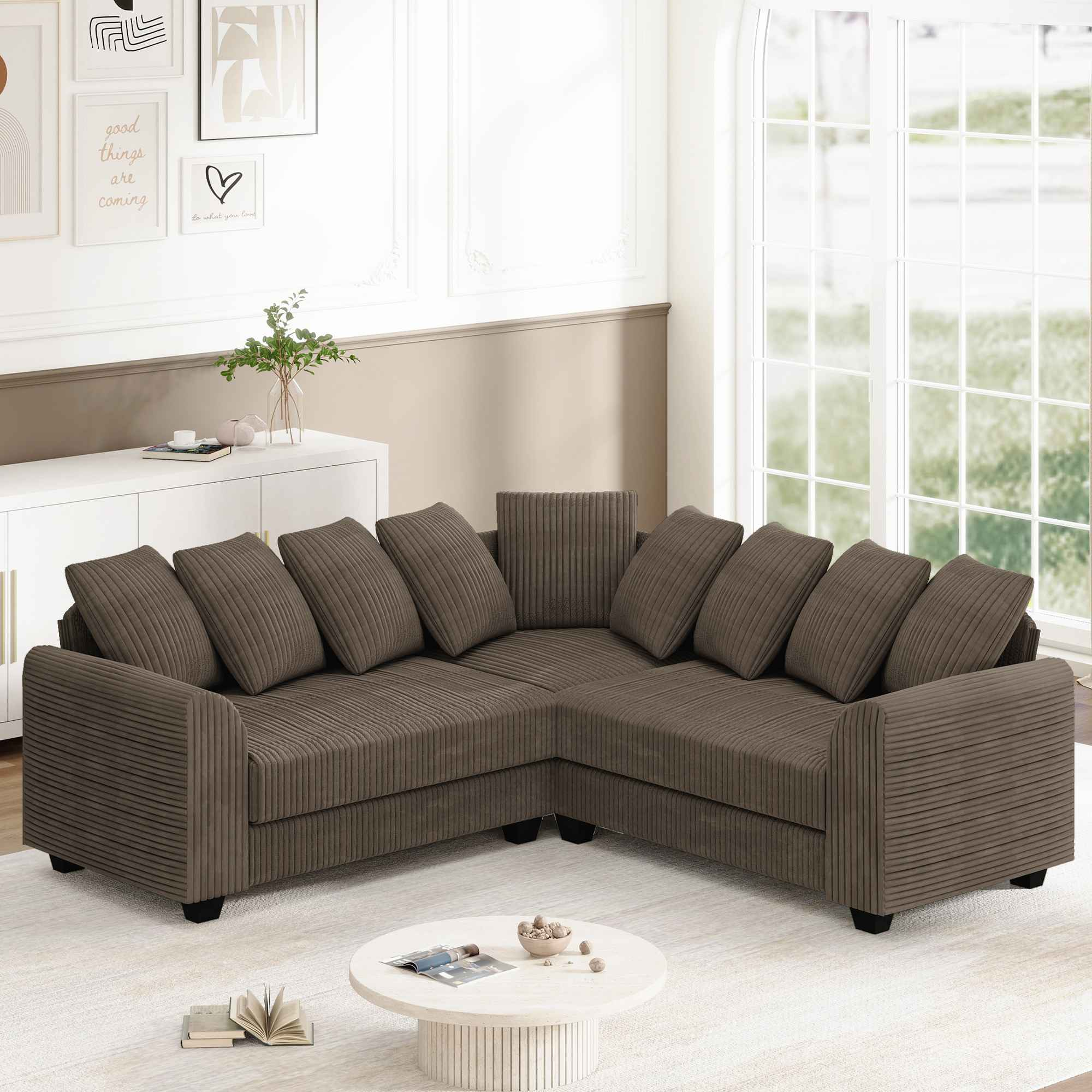 Braunes Ecksofa in einem Wohnzimmer mit weißen Wänden und einem weißen Couchtisch auf einem Teppich.