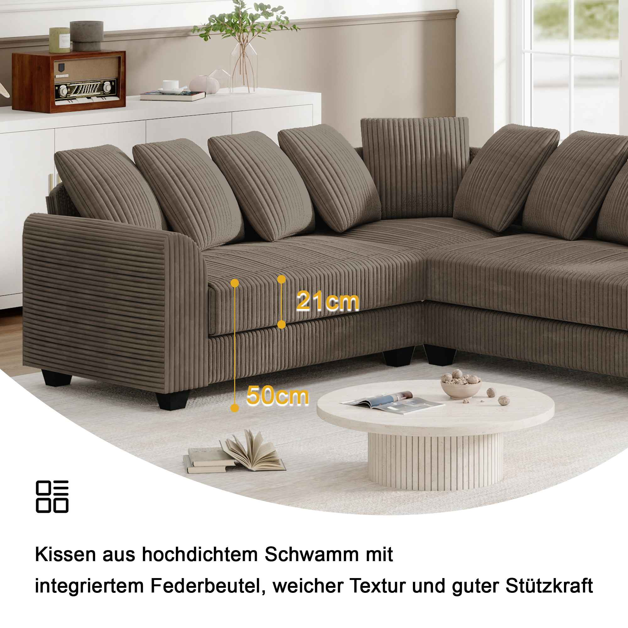 Ein braunes L-förmiges Sofa mit angegebenen Abmessungen und ein weißer Tisch mit Buch und Pflanze.