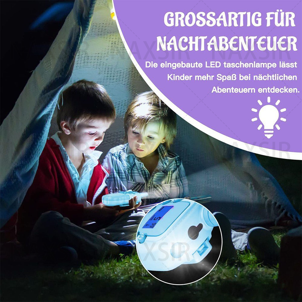 Zwei Kinder in einem Zelt, die auf ein blaues Gerät schauen, das leuchtet und die Szene beleuchtet.