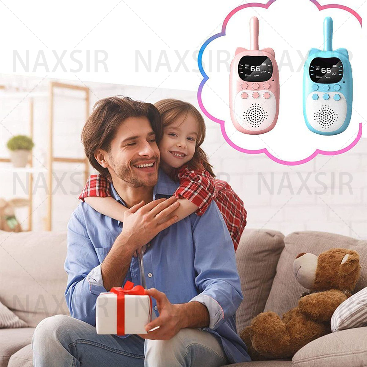 Ein Vater und eine Tochter umarmen sich, halten ein Geschenk und zwei rosa und blaue Walkie-Talkies in einer Sprechblase.