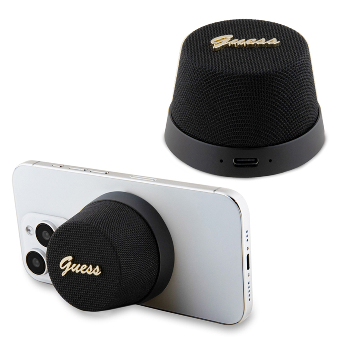 Altoparlante Guess nero con telefono attaccato. L'altoparlante ha il logo Guess. Sfondo bianco.
