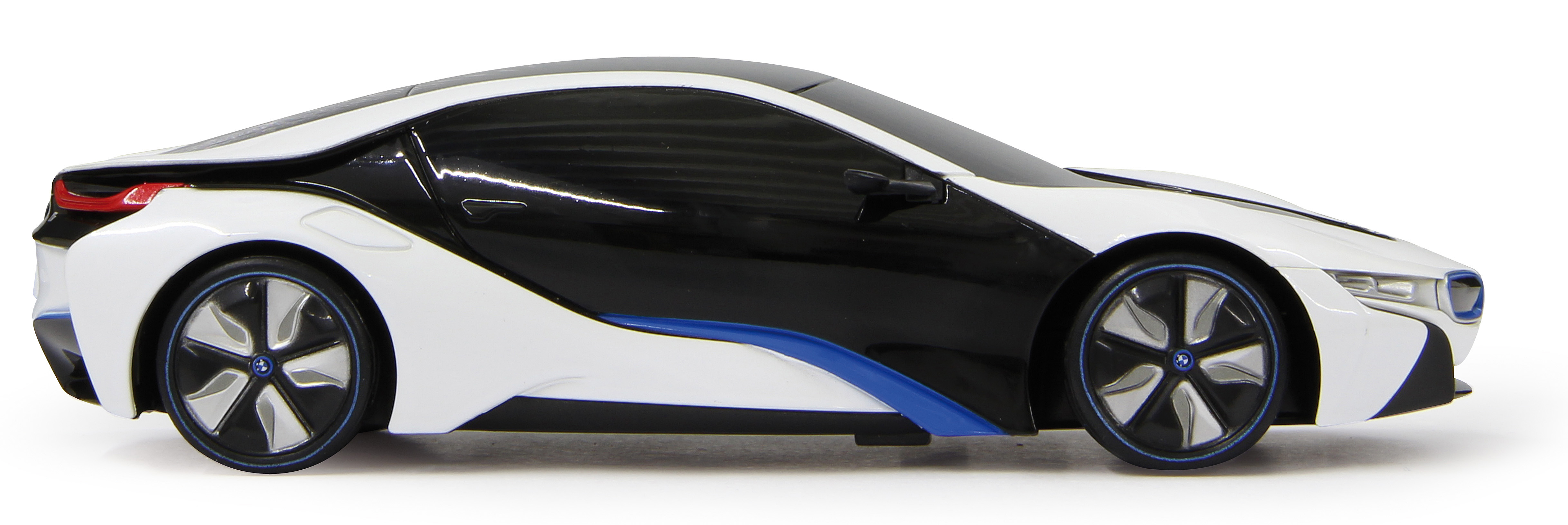 Biało-czarny samochód BMW i8 z niebieskimi akcentami, prezentujący swoją elegancką, aerodynamiczną konstrukcję na tle zwykłego białego tła.