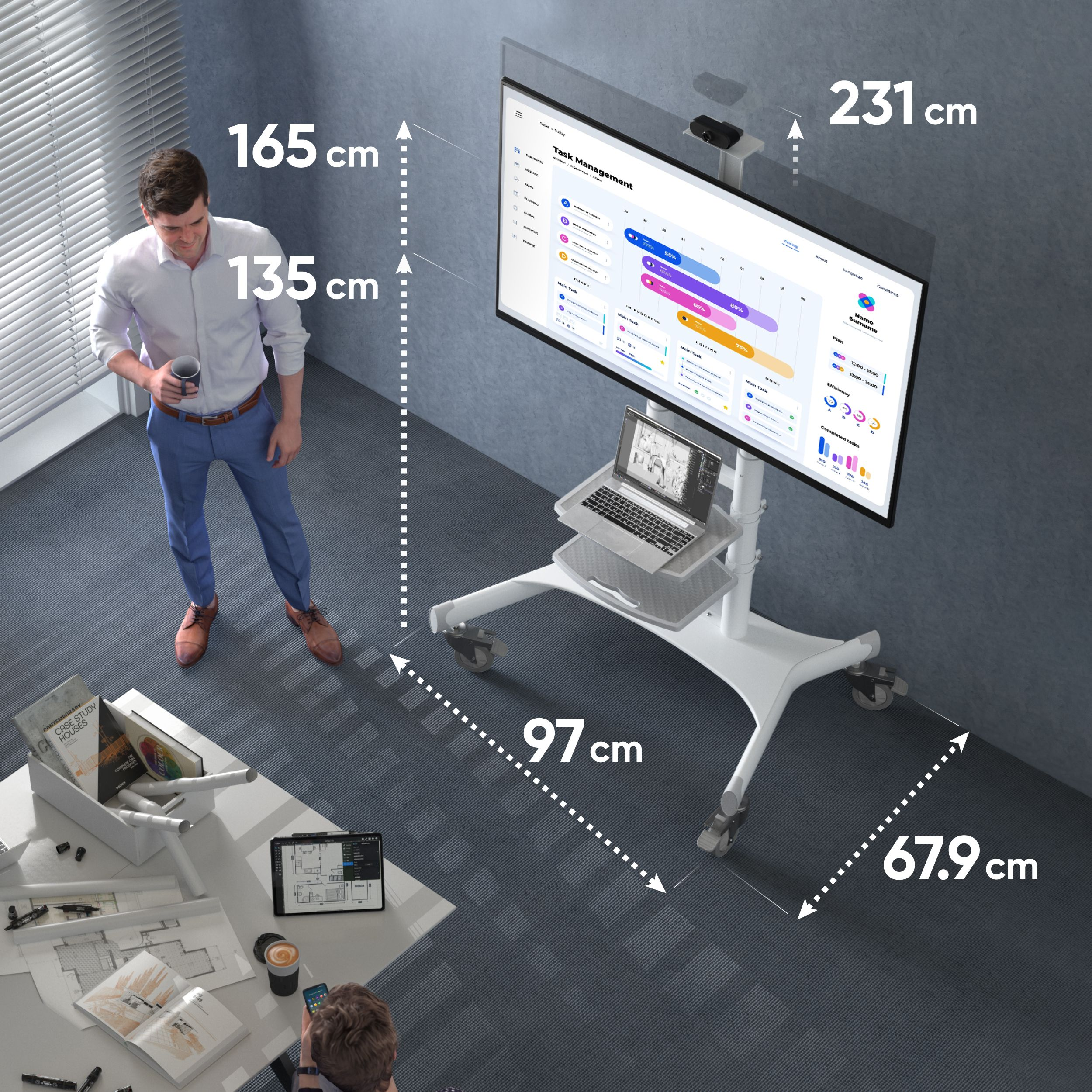 Osoba stojąca w pobliżu telewizora na białym stojaku na kółkach z półkami, otoczona artykułami biurowymi i dokumentami.