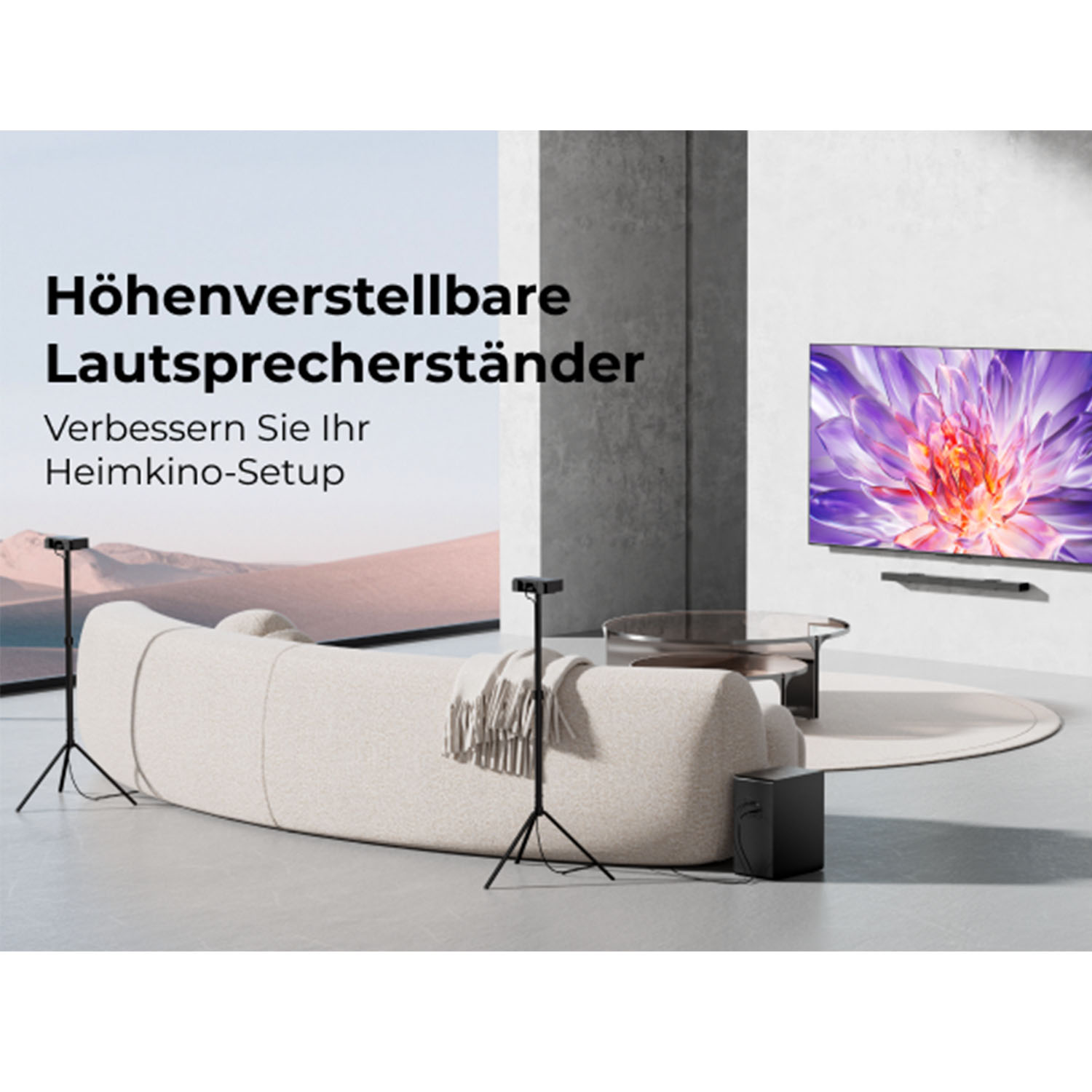 Ein modernes Wohnzimmer mit weißem Sofa, Fernseher und zwei schwarzen Lautsprecherständern.