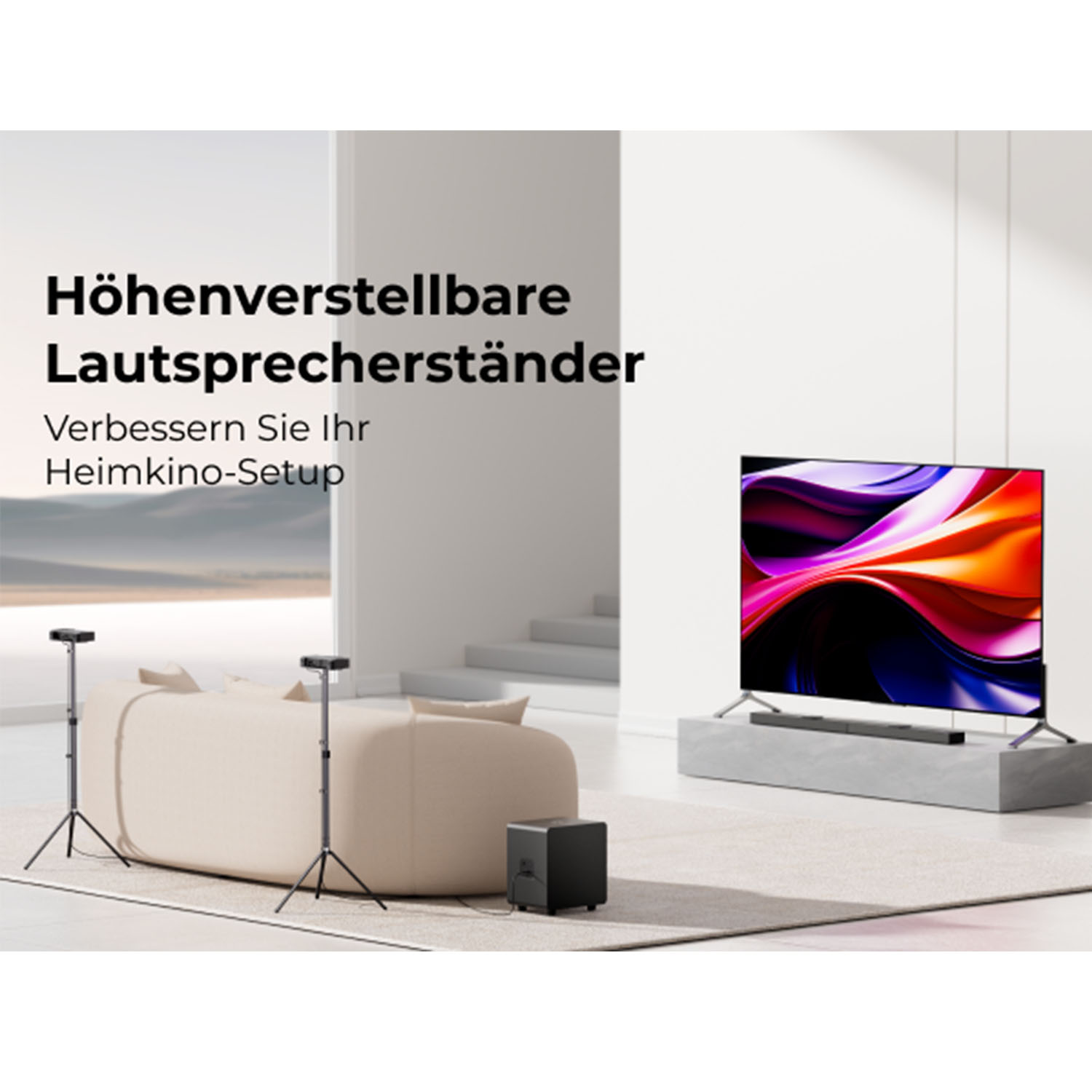 Ein Wohnzimmer mit zwei Lautsprecherständern und einem Fernseher. Die Ständer haben Lautsprecher oben.