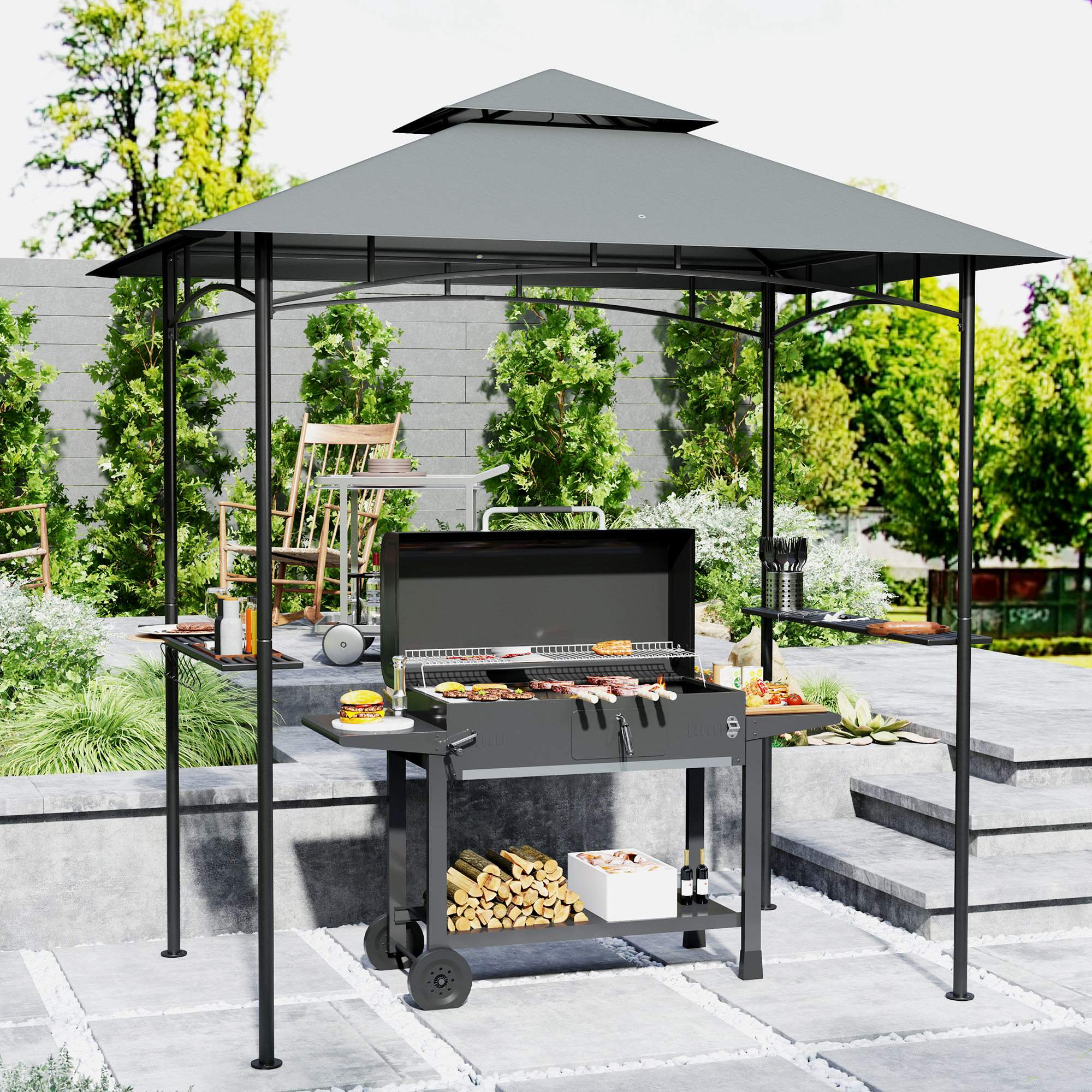 Ein Grill unter einem Pavillon. Ein Tisch und Stühle sind im Hintergrund.