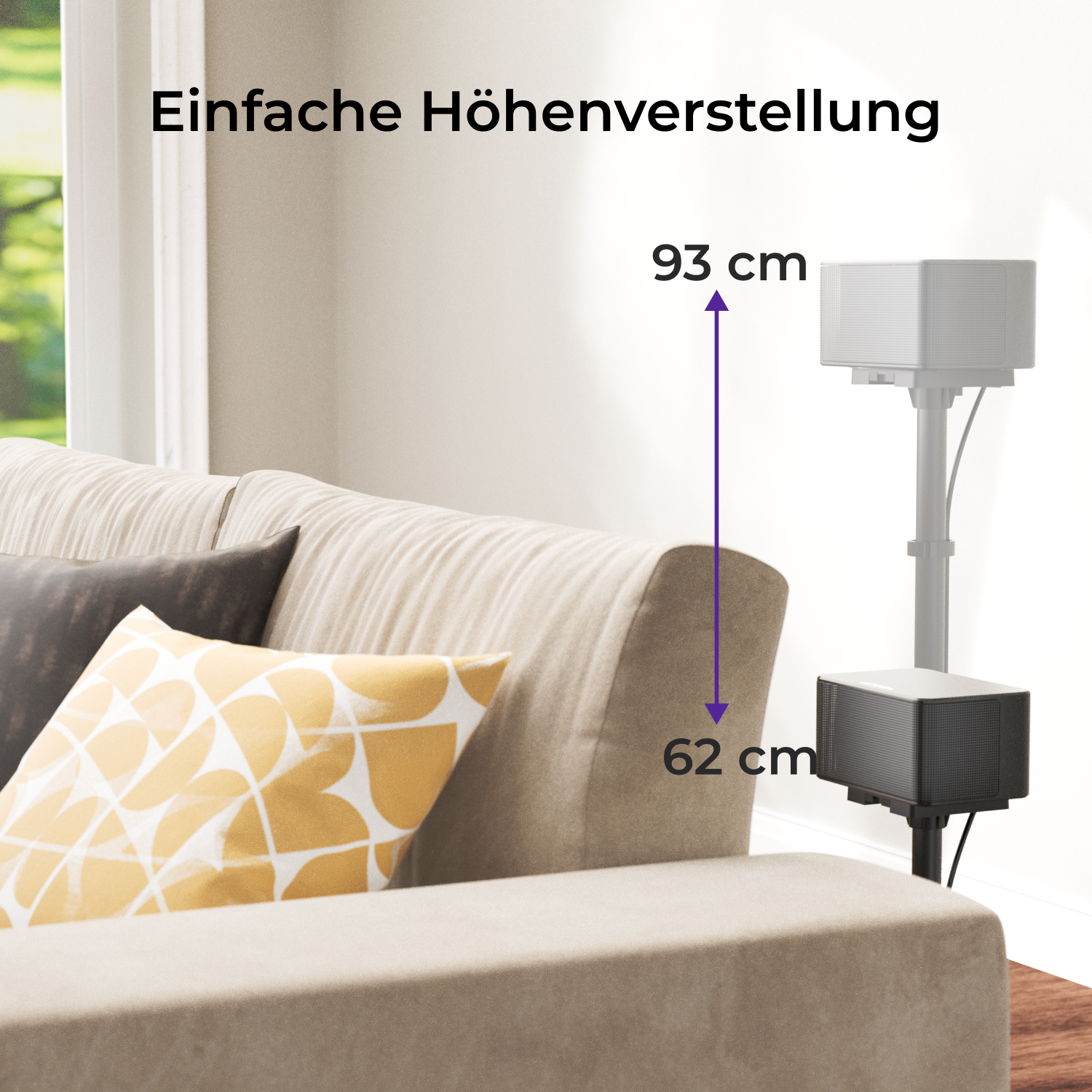 Wohnzimmer mit Couch und Lautsprecher. Der Lautsprecher ist höhenverstellbar.