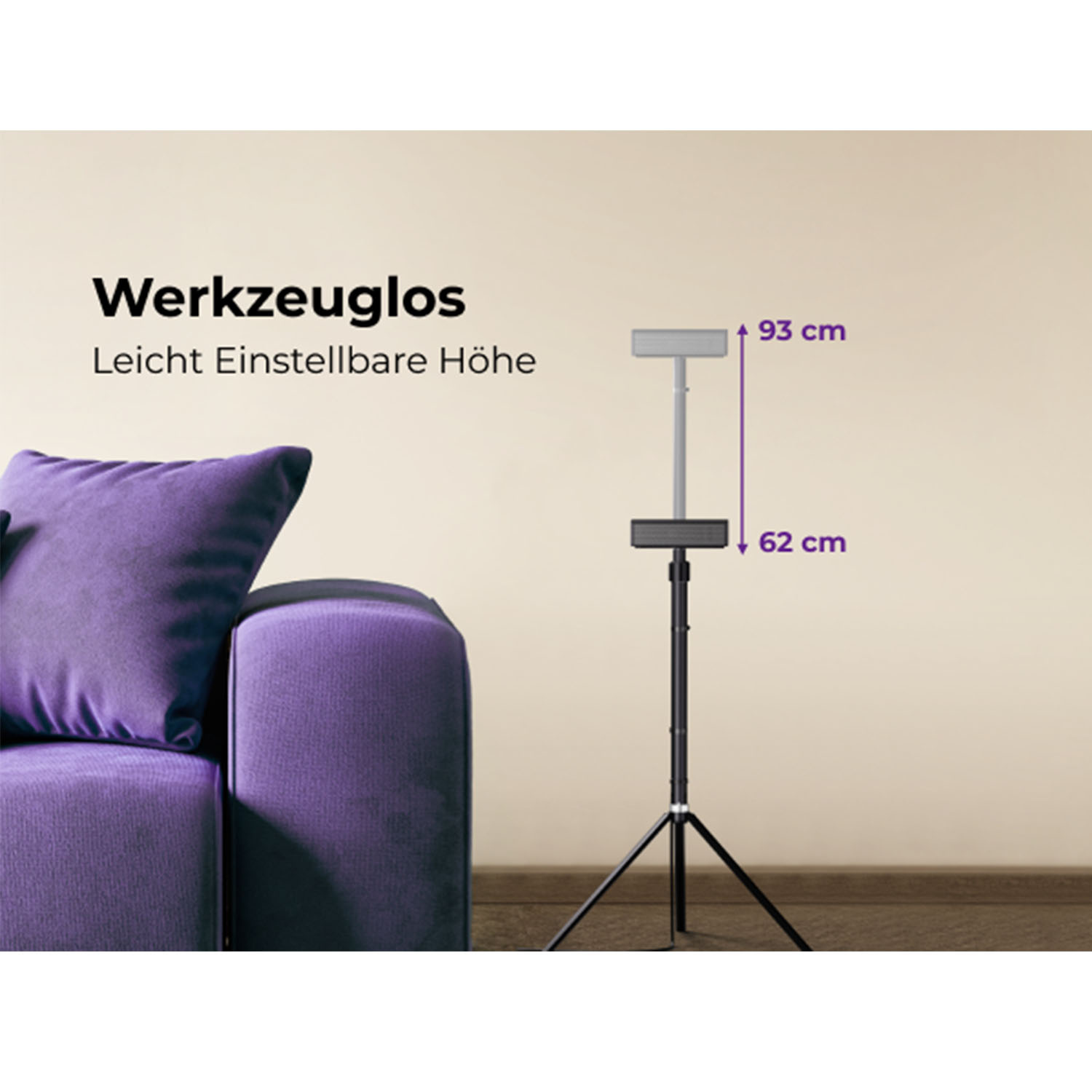 Schwarzer Lautsprecherständer mit Höhenmessungen neben einem lila Sofa. Die Höhe ist einstellbar.