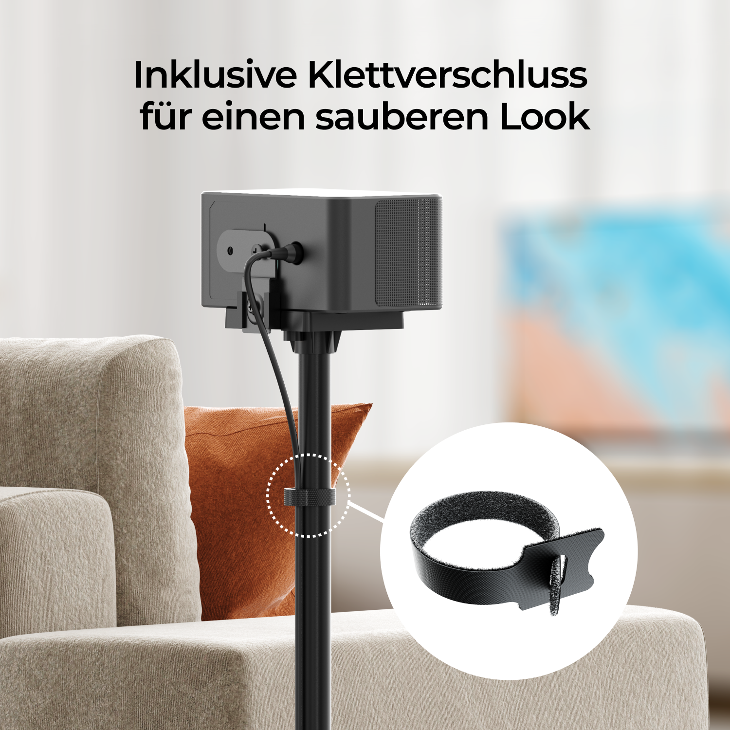 Ein Lautsprecherständer mit Kabel und schwarzem Gurt. Der Lautsprecher ist am Ständer montiert.
