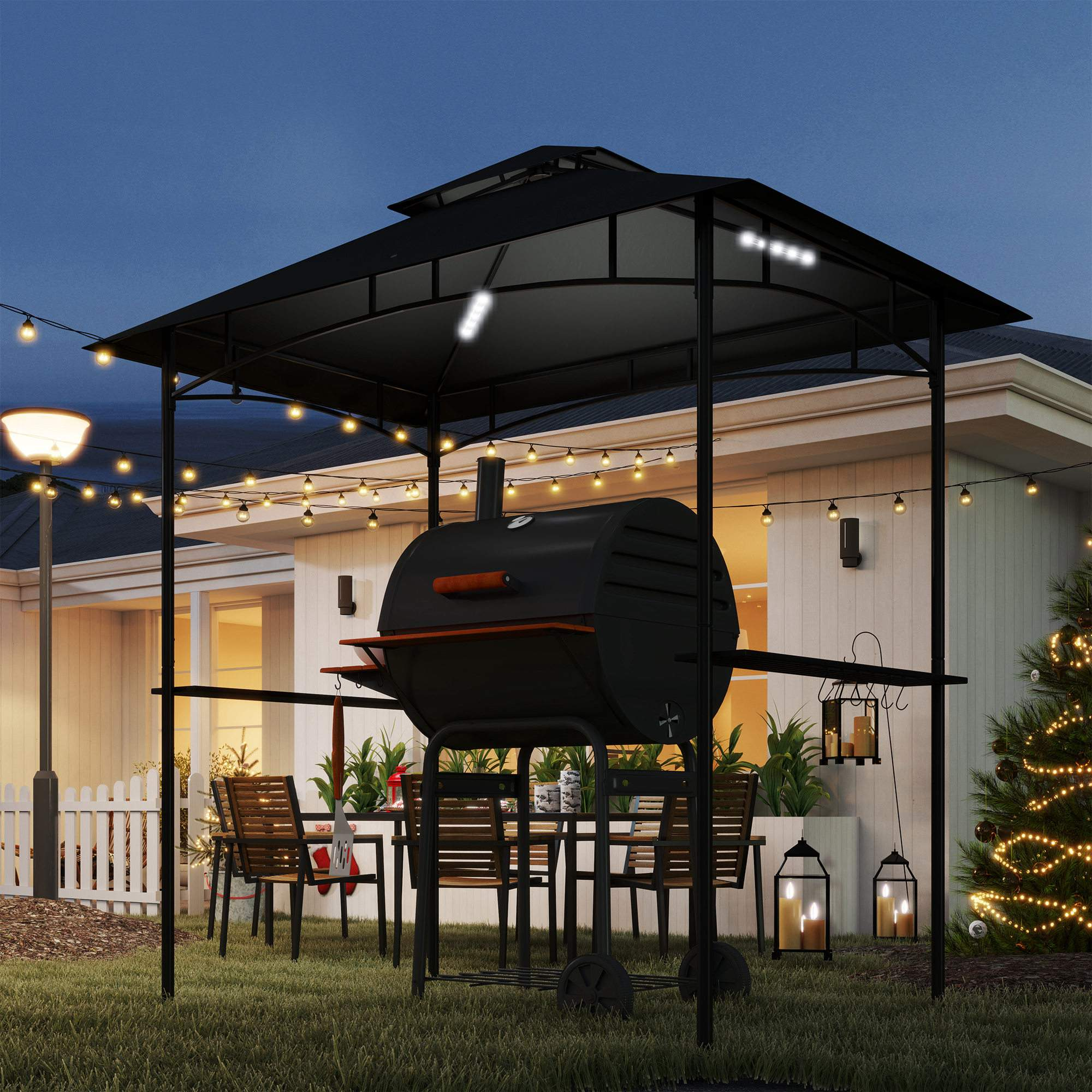 Ein schwarzer Grill mit Smoker, ein Tisch mit Stühlen und ein dekorierter Weihnachtsbaum im Hintergrund.