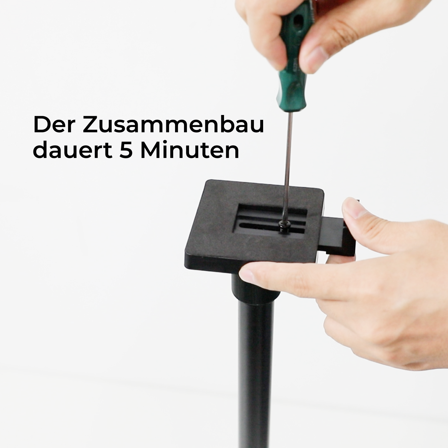 Eine Person schraubt mit einem Schraubendreher eine Schraube an einem Lautsprecherständer fest. Der Text lautet: Die Montage dauert 5 Minuten.