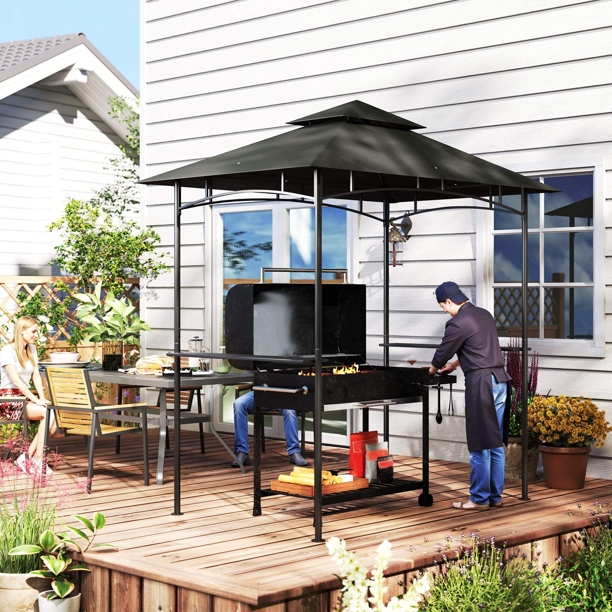 Ein Mann grillt Essen auf einem Grill unter einem Pavillon. Eine Frau sitzt an einem Tisch in der Nähe. Die Szene ist in einem Garten.