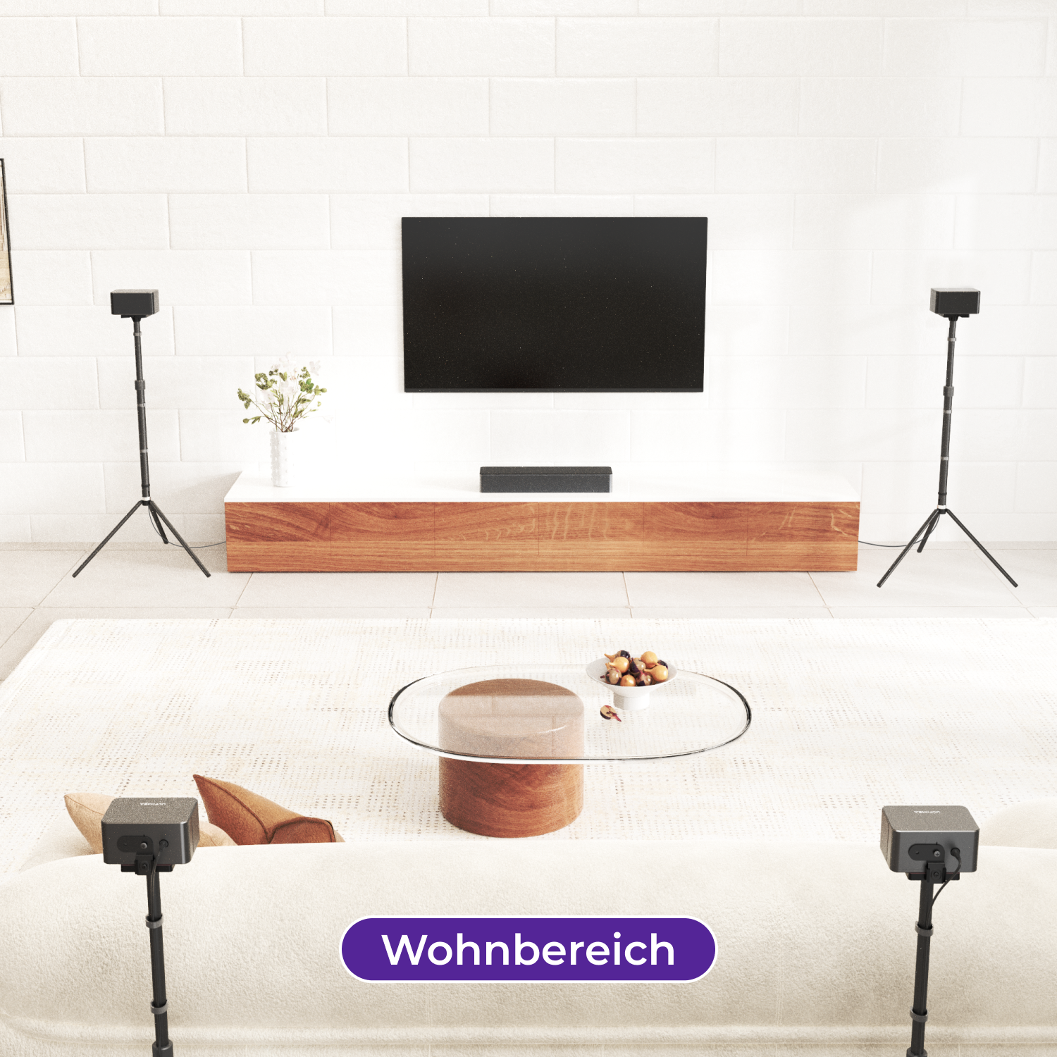 Ein Wohnzimmer mit weißem Sofa, Fernseher und Lautsprechern auf Ständern. Ein gläserner Couchtisch ist davor.
