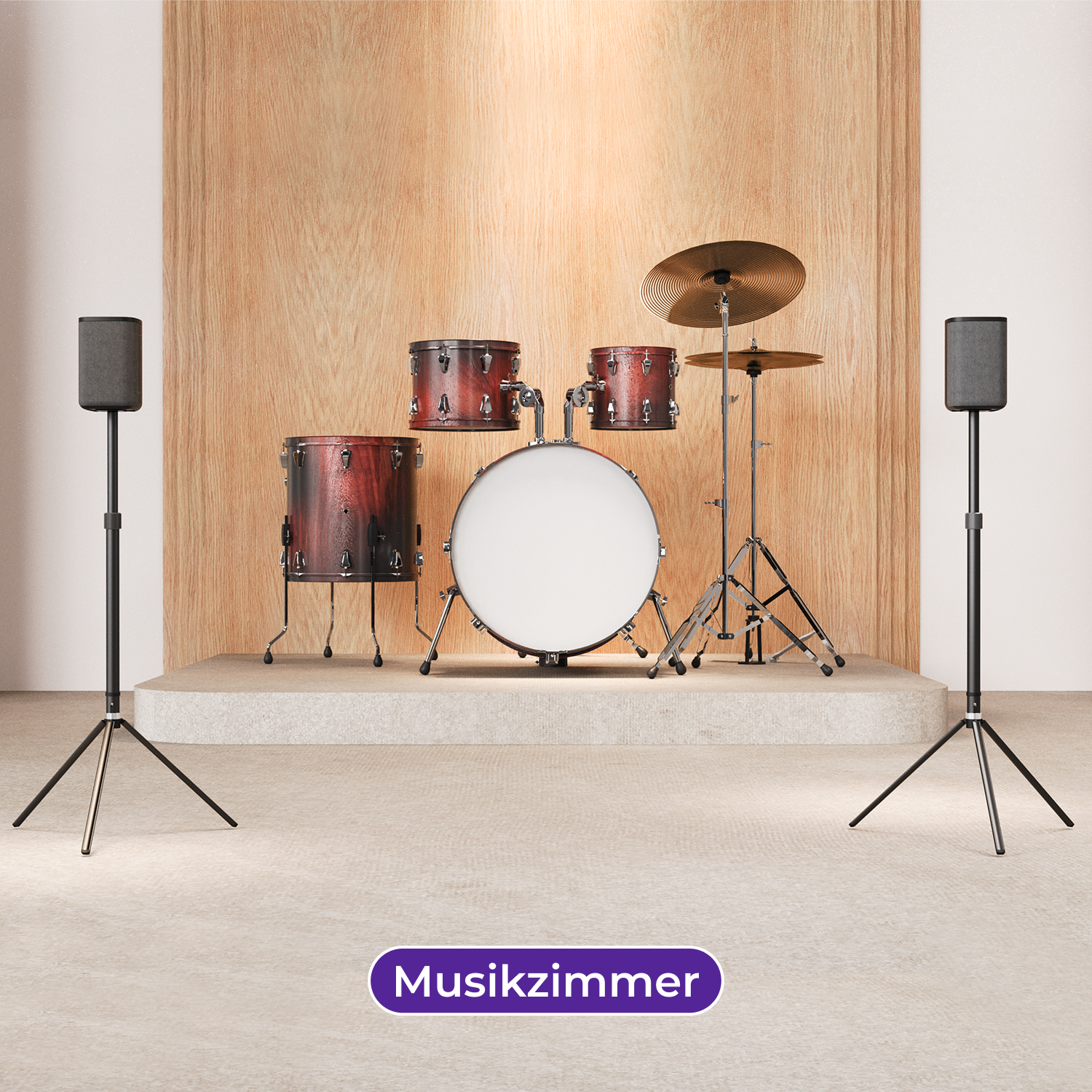 Ein Schlagzeug und zwei Lautsprecher stehen auf einer Bühne in einem Raum. Das Wort „Musikzimmer“ steht unten.