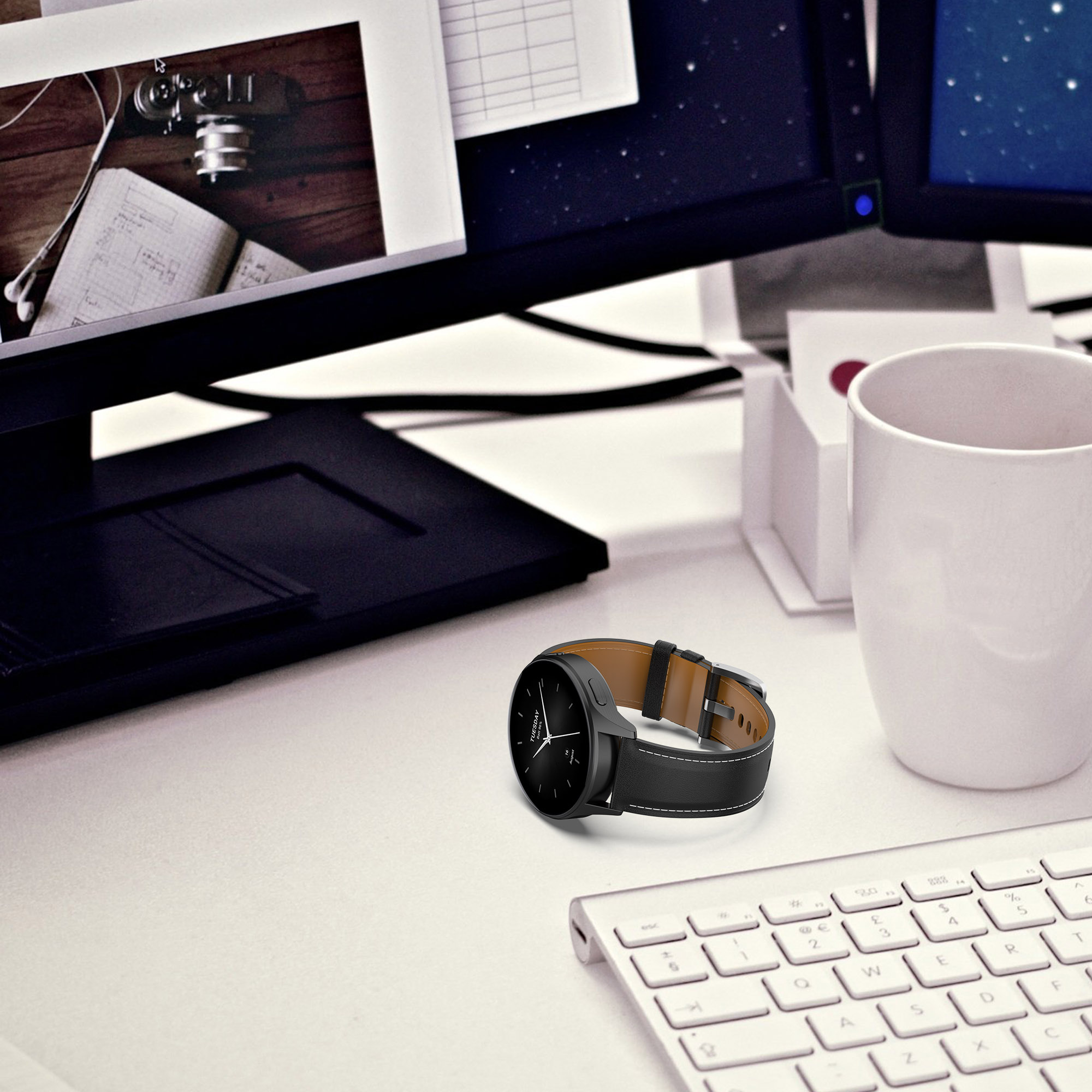 Eine schwarze Uhr mit braunem Lederarmband auf einem weißen Schreibtisch.