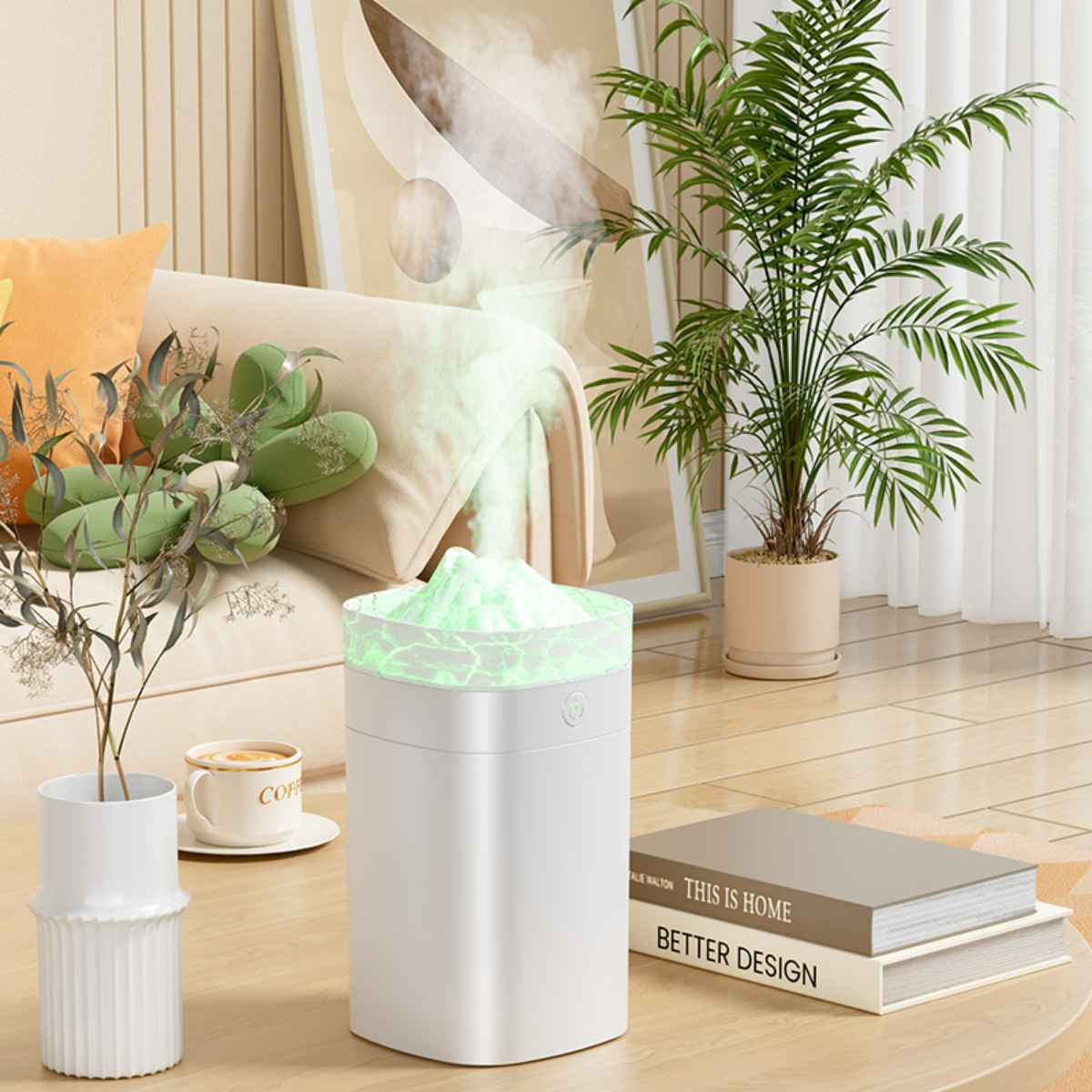 Weißer Luftbefeuchter, der Nebel ausstößt, mit grün beleuchteter Oberseite. Im Wohnzimmer mit Pflanze und Büchern.