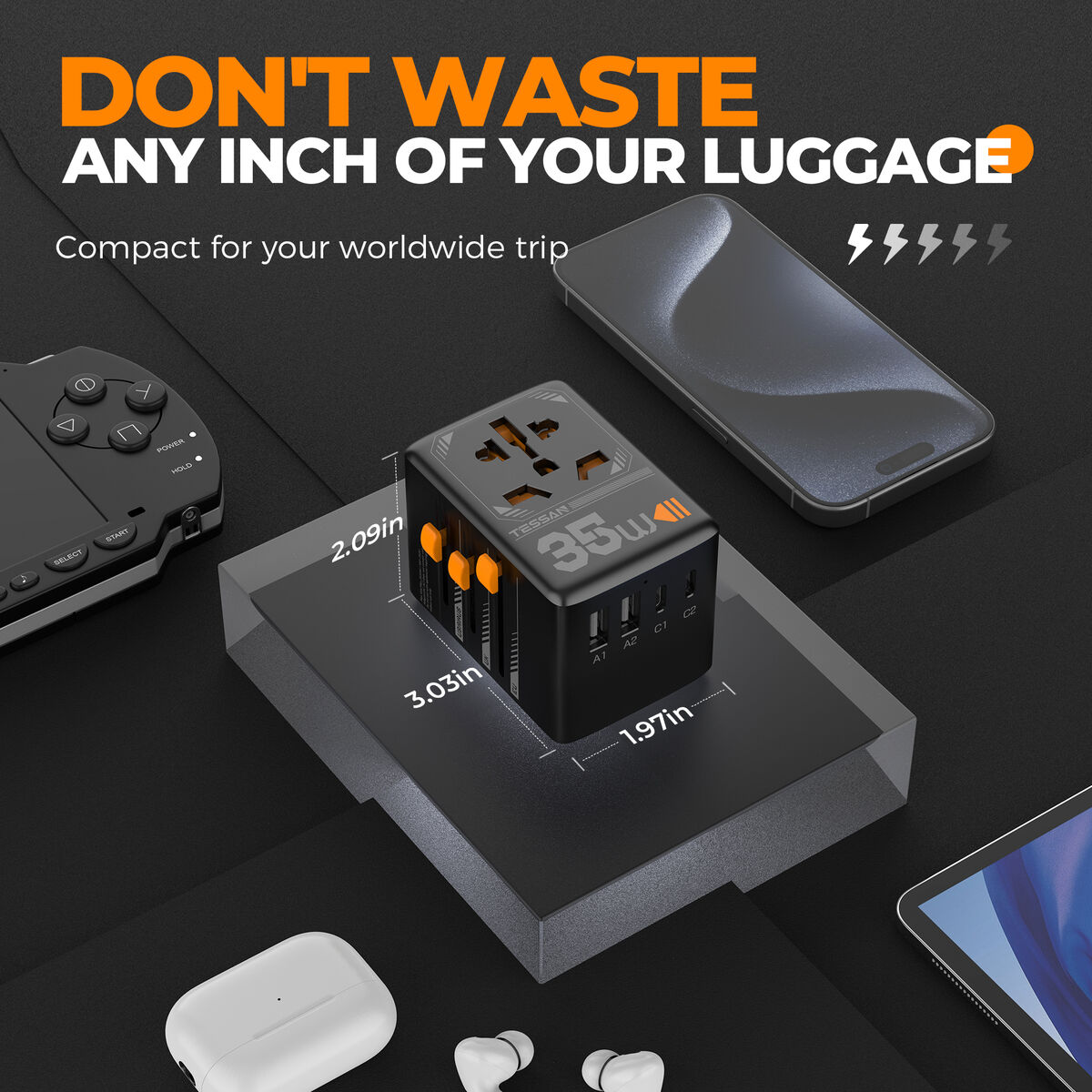Adaptador de viaje con teléfono, consola de juegos y auriculares en una mesa.