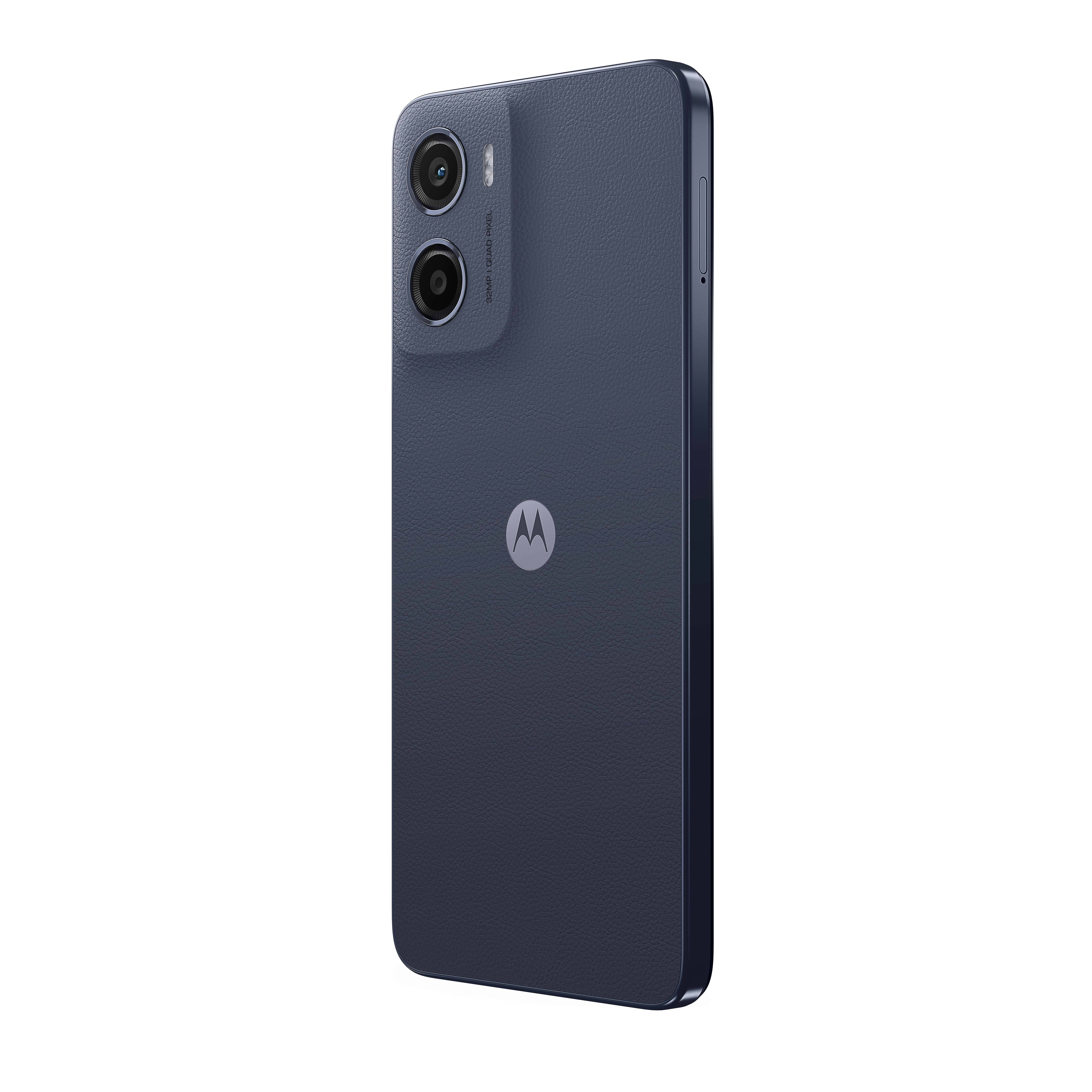 Uno smartphone Motorola blu navy si trova ad angolo, la vista posteriore mostra due fotocamere e il logo Motorola.