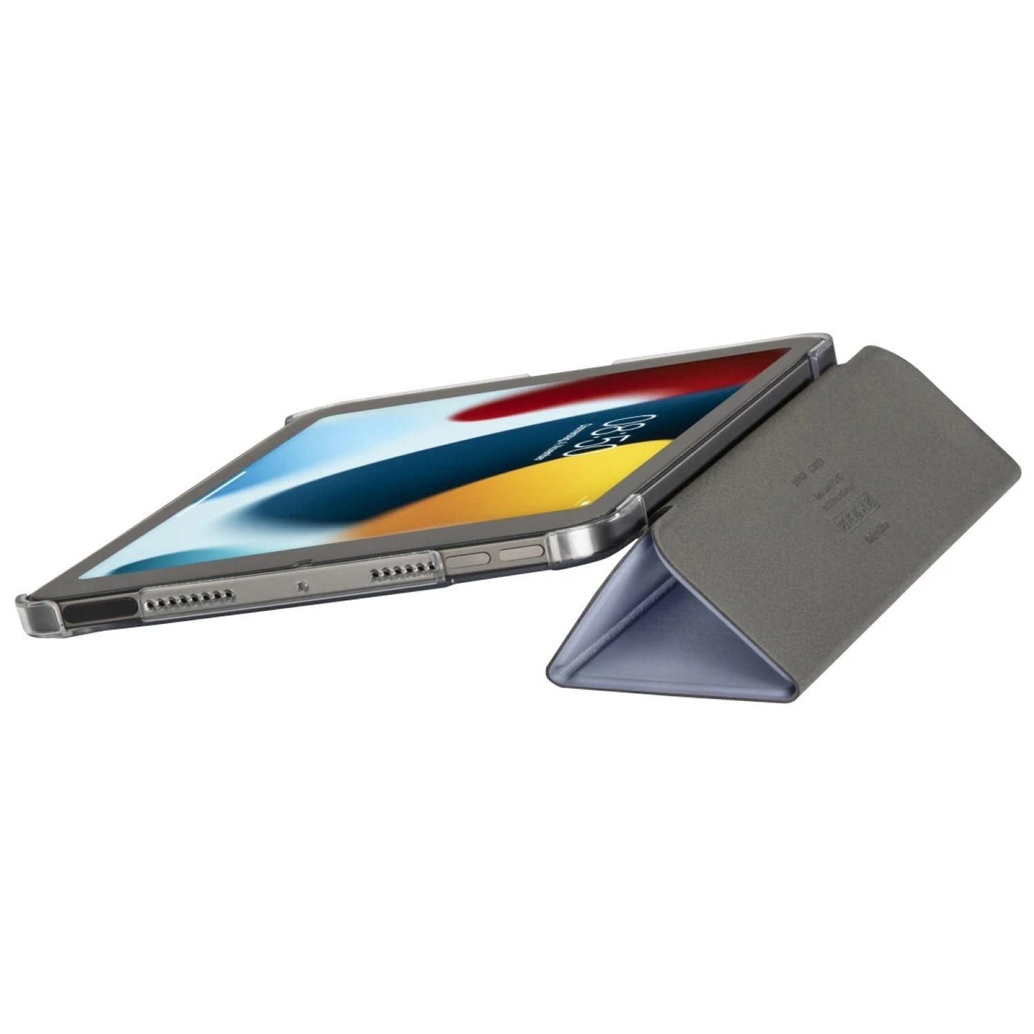 Tablet in transparenter Hülle, Bildschirm an, durch Hülle aufgestellt, grau. Hama Logo.