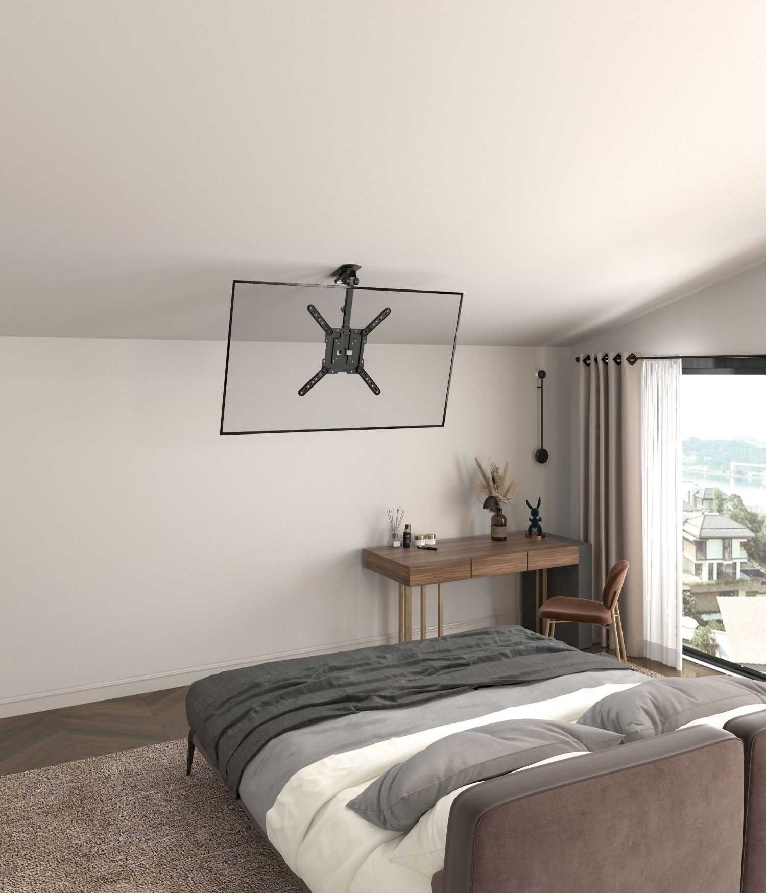 Schlafzimmer mit Deckenfernseher. Ein Bett, ein Schreibtisch und ein Fenster sind sichtbar. Neutrale Farben dominieren die Szene.