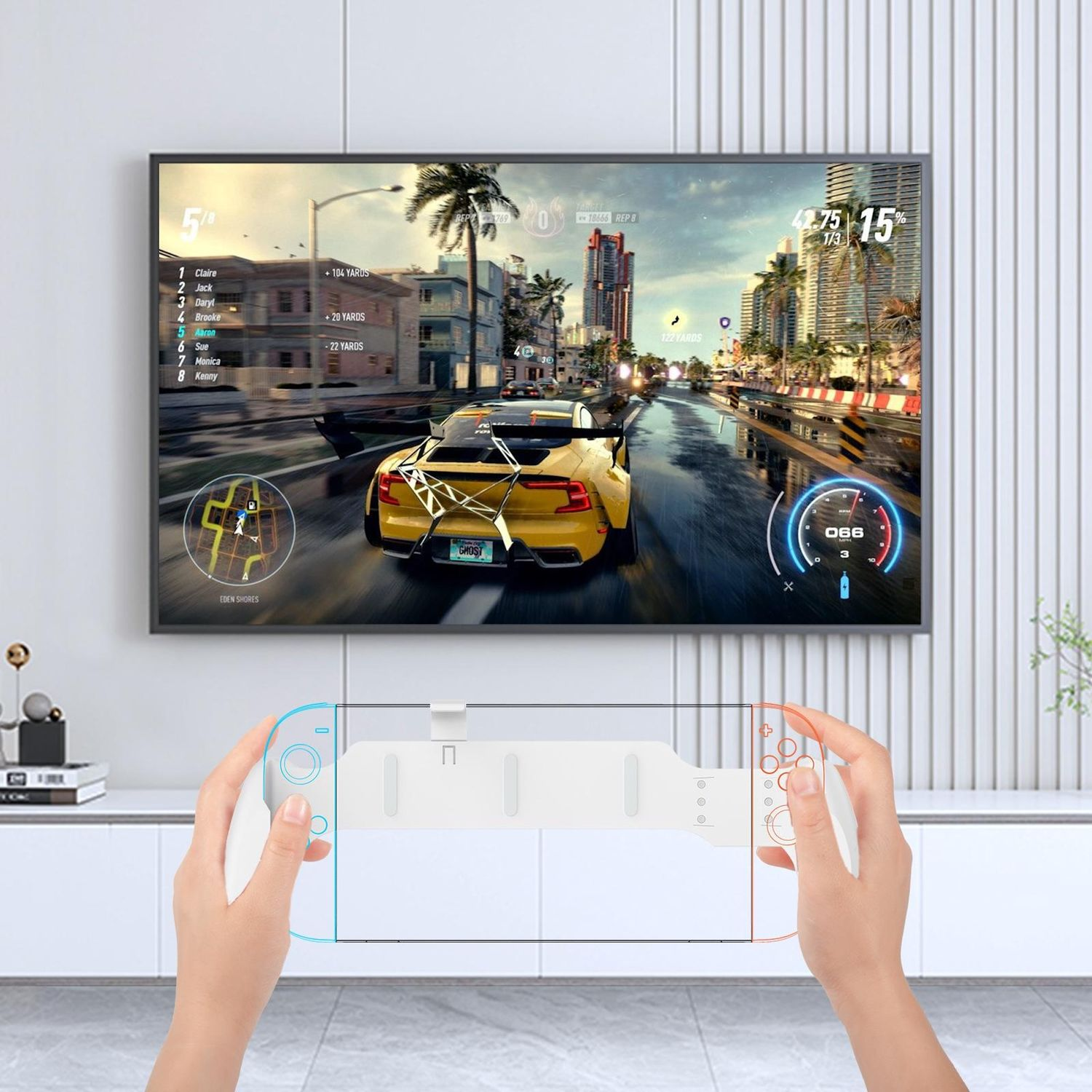 Manos sosteniendo un controlador de juego frente a un televisor que muestra un juego de carreras.