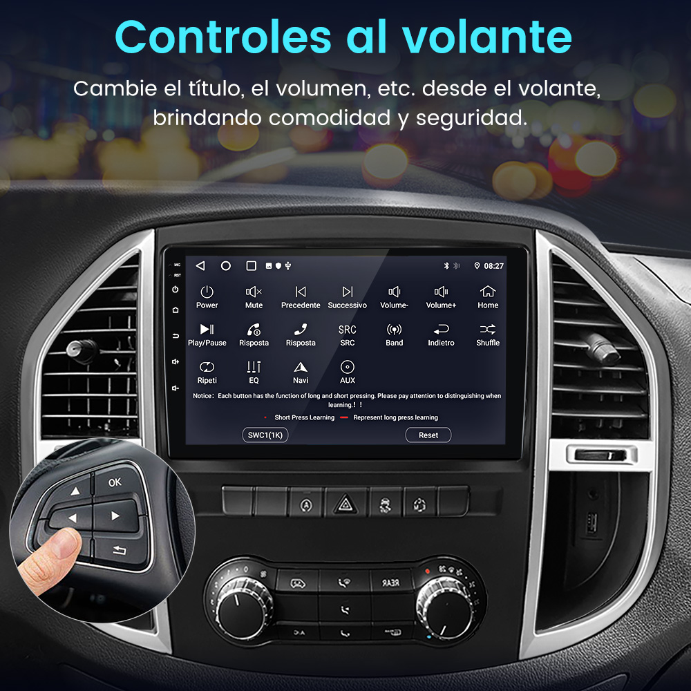 Una mano presionando un botón en el volante de un coche, con una pantalla de radio visible en el fondo.