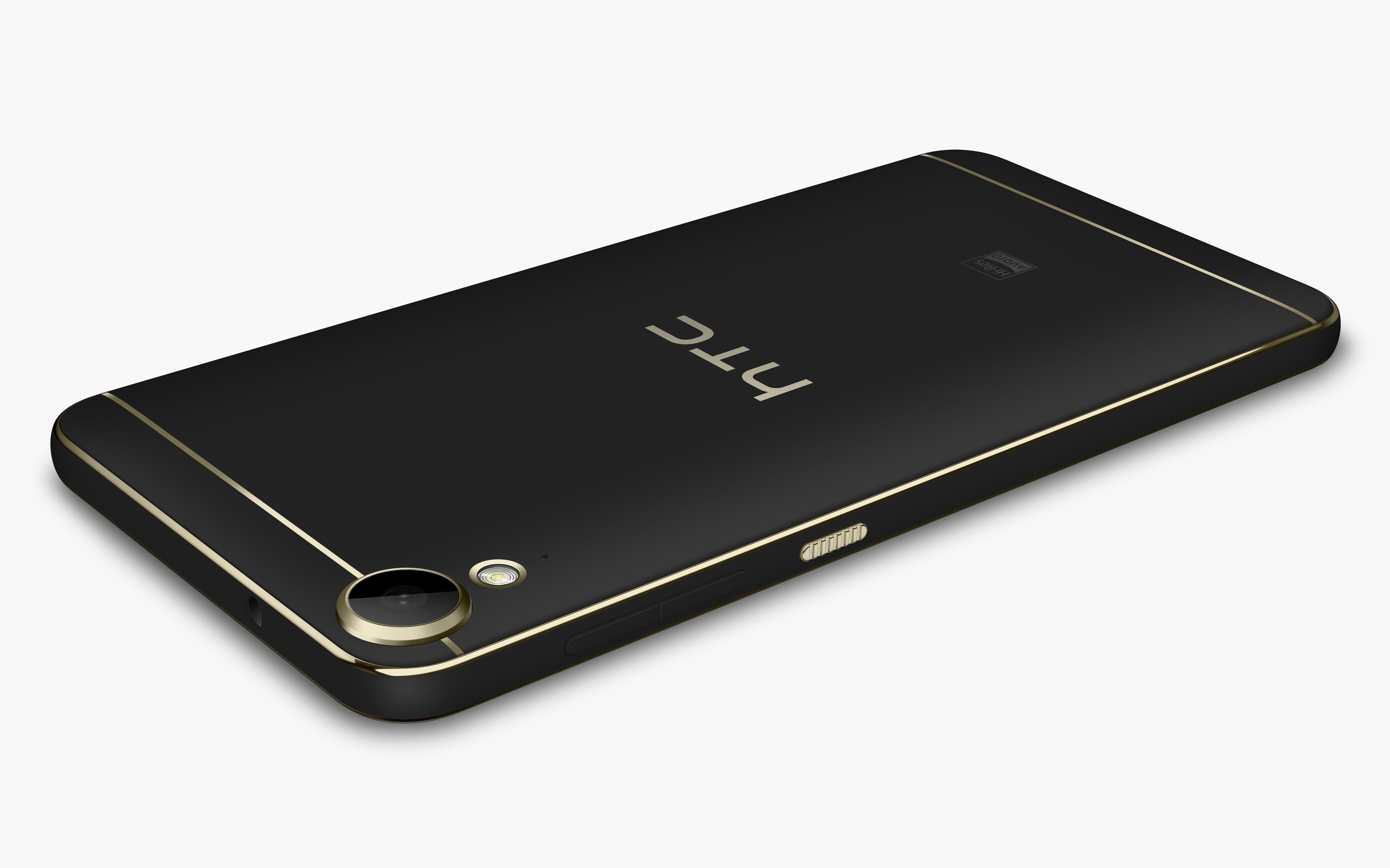 Schwarz-goldenes HTC-Telefon. Zeigt die Rückseite mit Kamera, Logo und Goldrand.