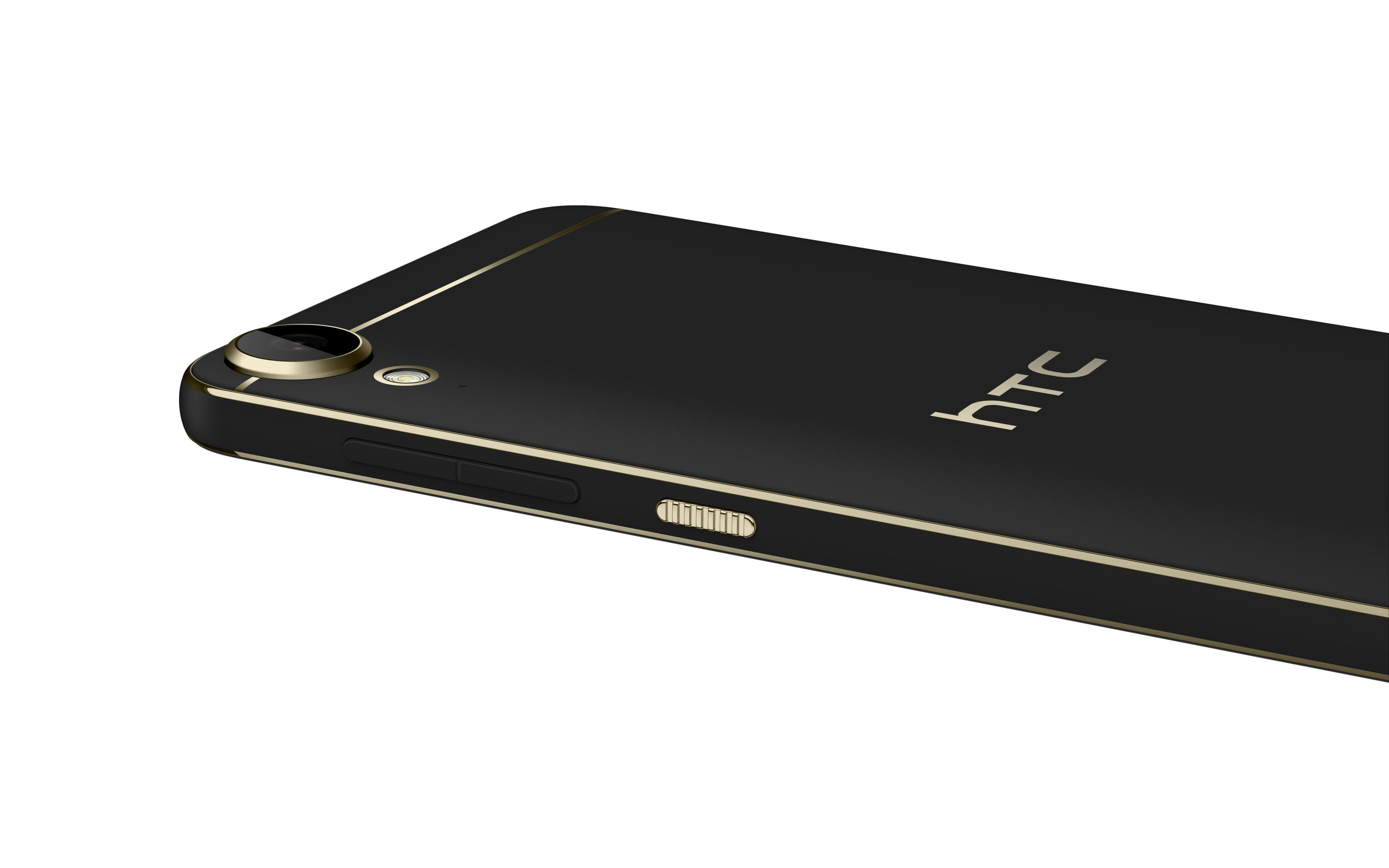 Schwarz-goldenes HTC-Telefon, Detail. Zeigt Kamera, Seitentasten und das HTC-Logo.