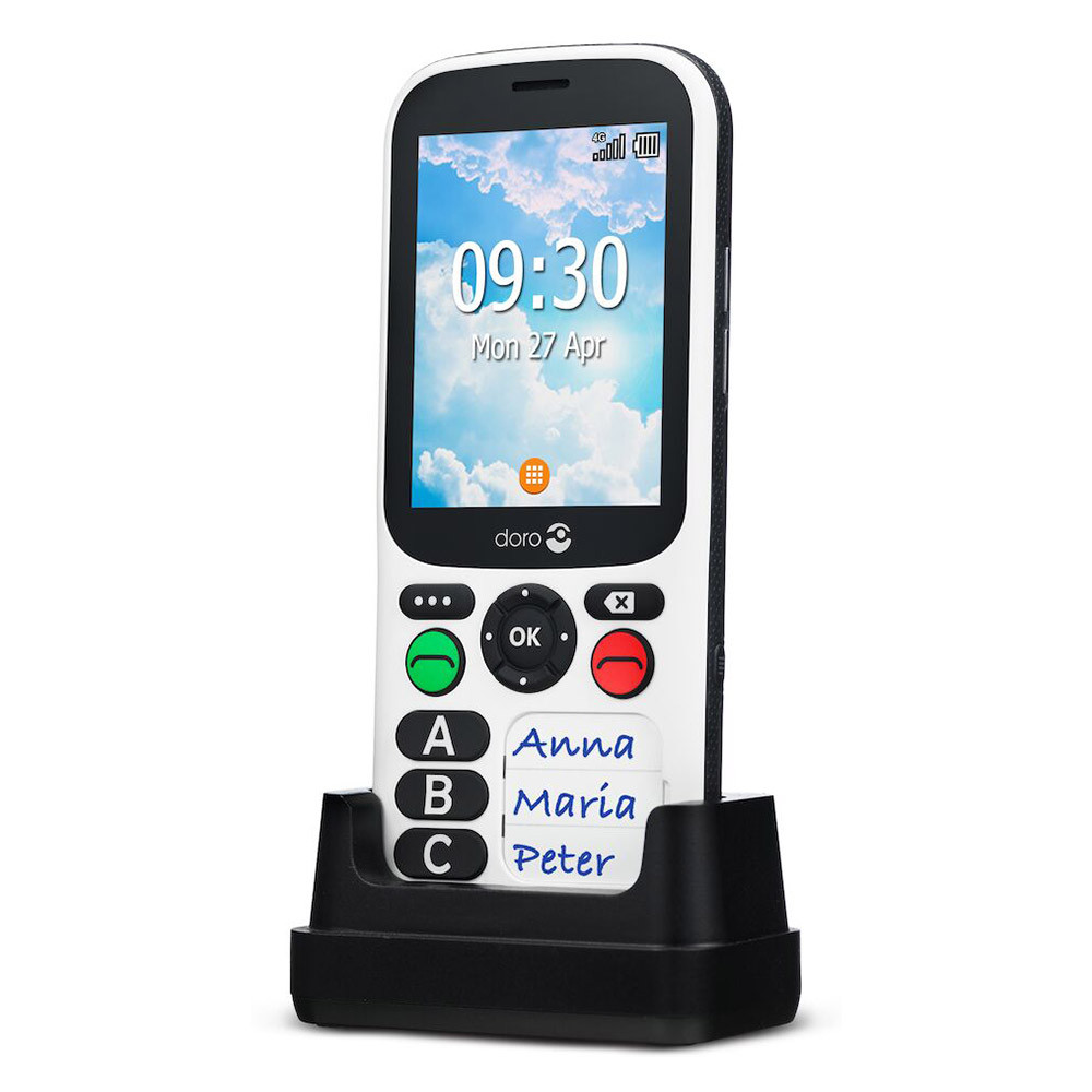 Telefono bianco su supporto. Schermo mostra ora, data, cielo e nomi contatti.