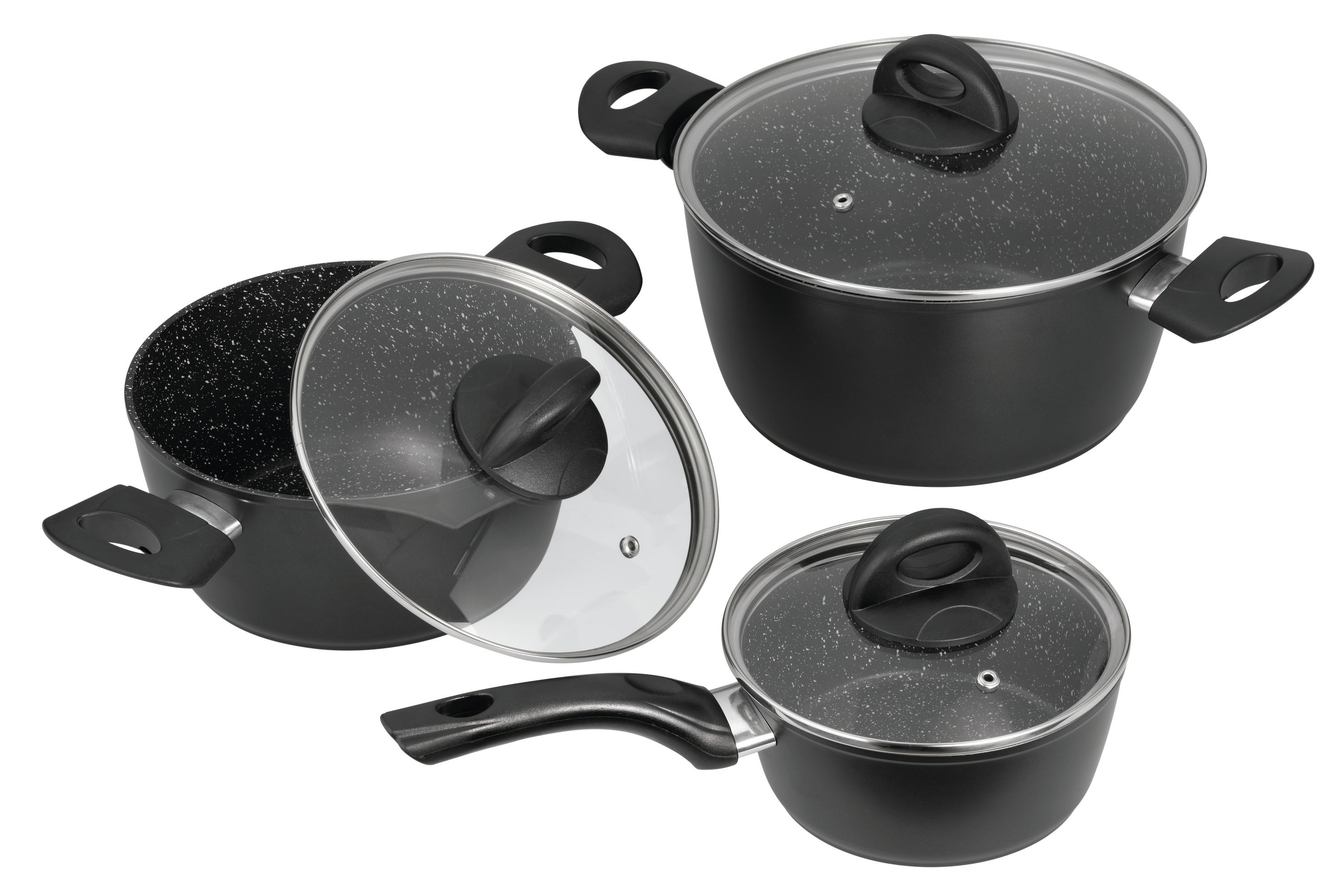 Trzy czarne garnki ze szklanymi pokrywkami. Garnki są na białym tle i mają uchwyty.